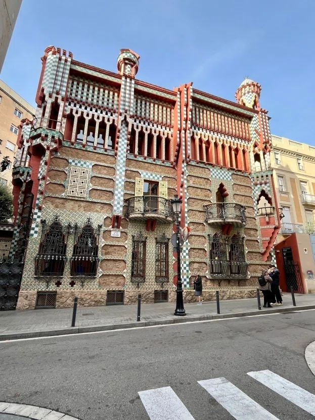 ビン・カシワ/ガウディーの庭 Barcelona5/バルセロナ5】 カサ・ビセンス - ガウディ初期の建築｜はな