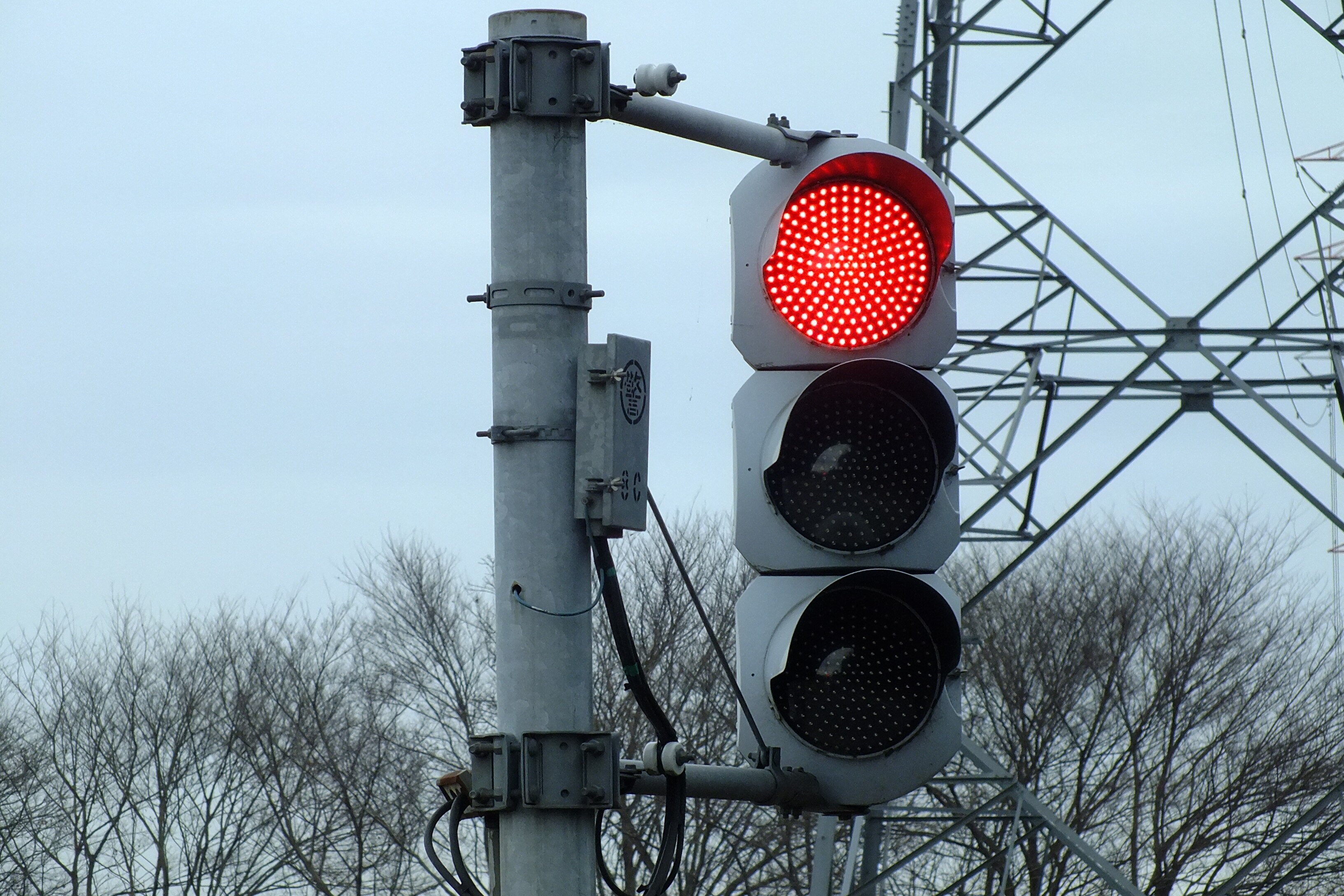 寄居-87】大里郡寄居町用土で低い設置の日信厚型LED縦型灯器が6基ある