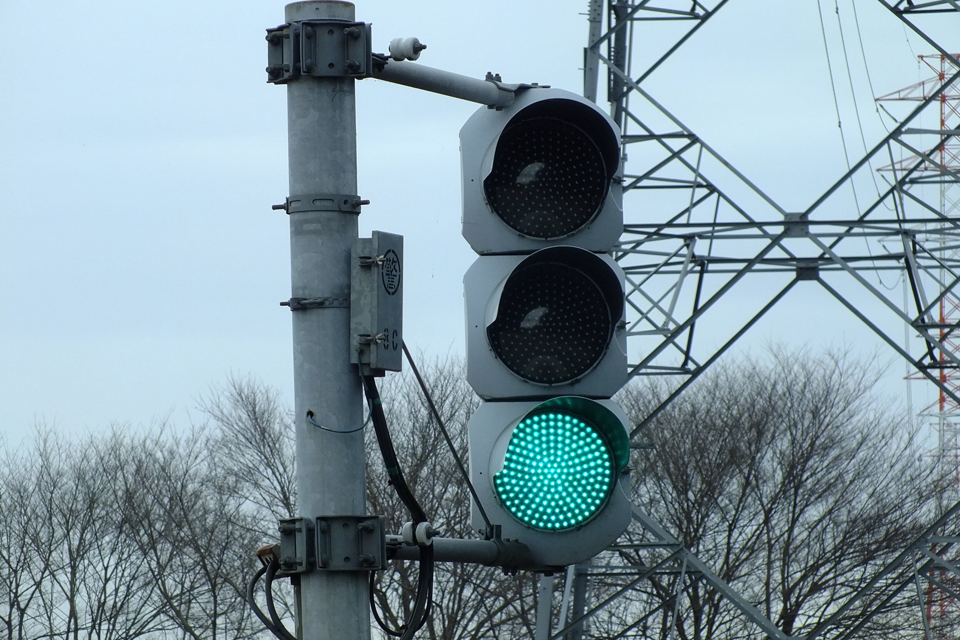 寄居-87】大里郡寄居町用土で低い設置の日信厚型LED縦型灯器が6基ある