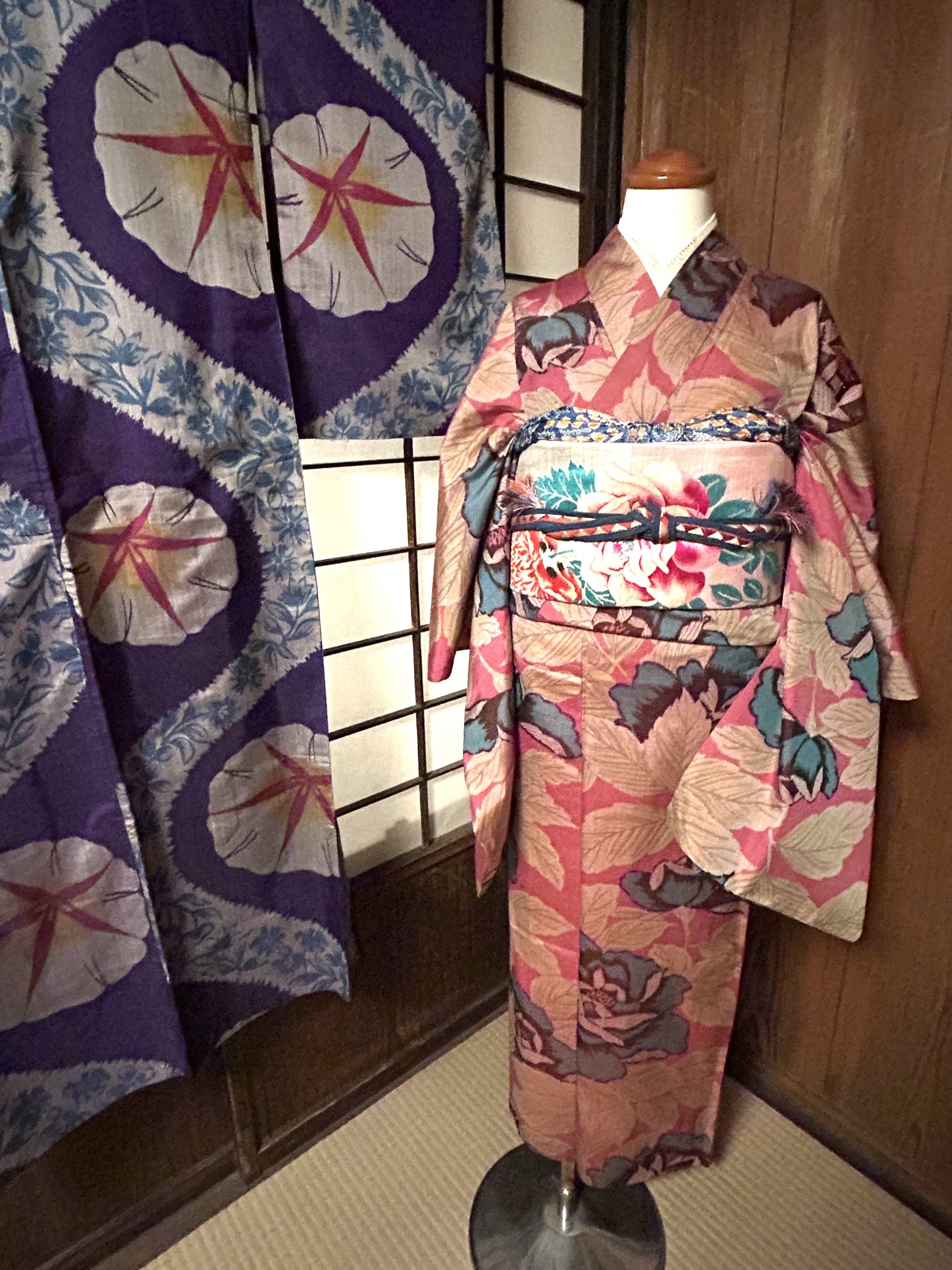 b*a様 これはレア柄！大きな本がたくさん♪光沢が美しい秩父銘仙 アンティーク着 勉強してアンティークの秩父銘仙をたくさん見るようになったら、「現代