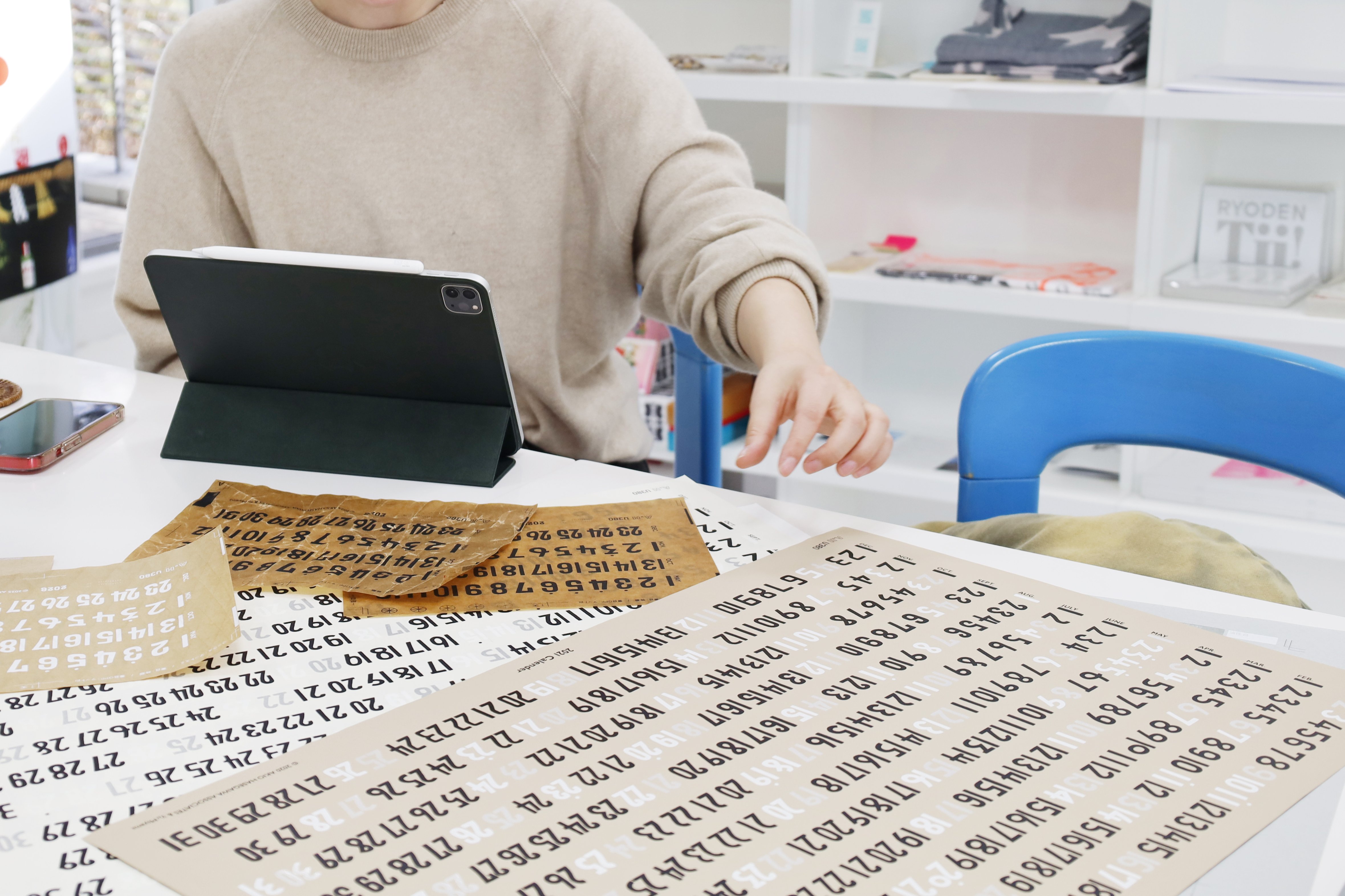 1枚で1年眺められるカレンダー、6作目もいいものができました｜GRAPH