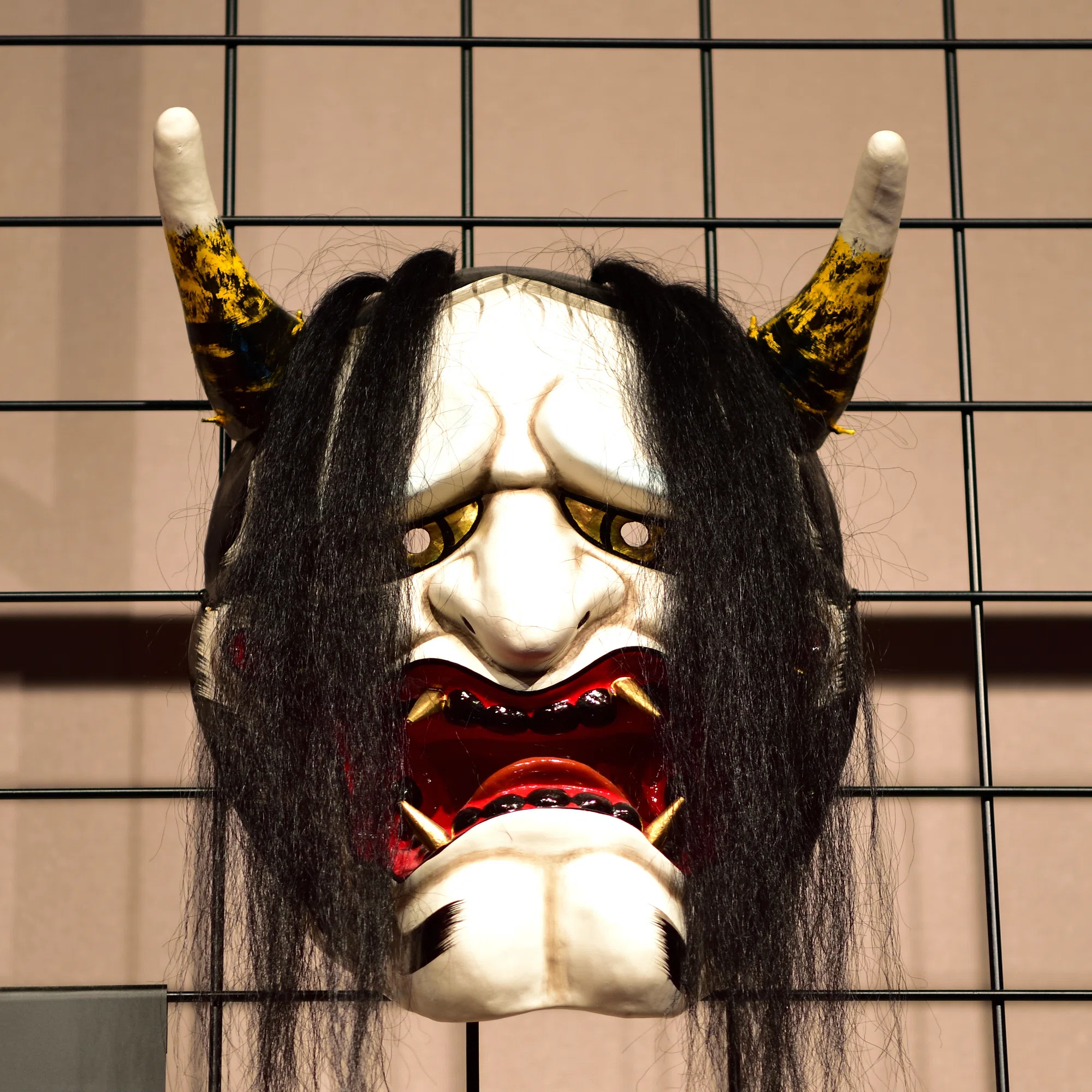 怒りと哀しみのかたち、石見神楽面の深層｜光と風のアルバム