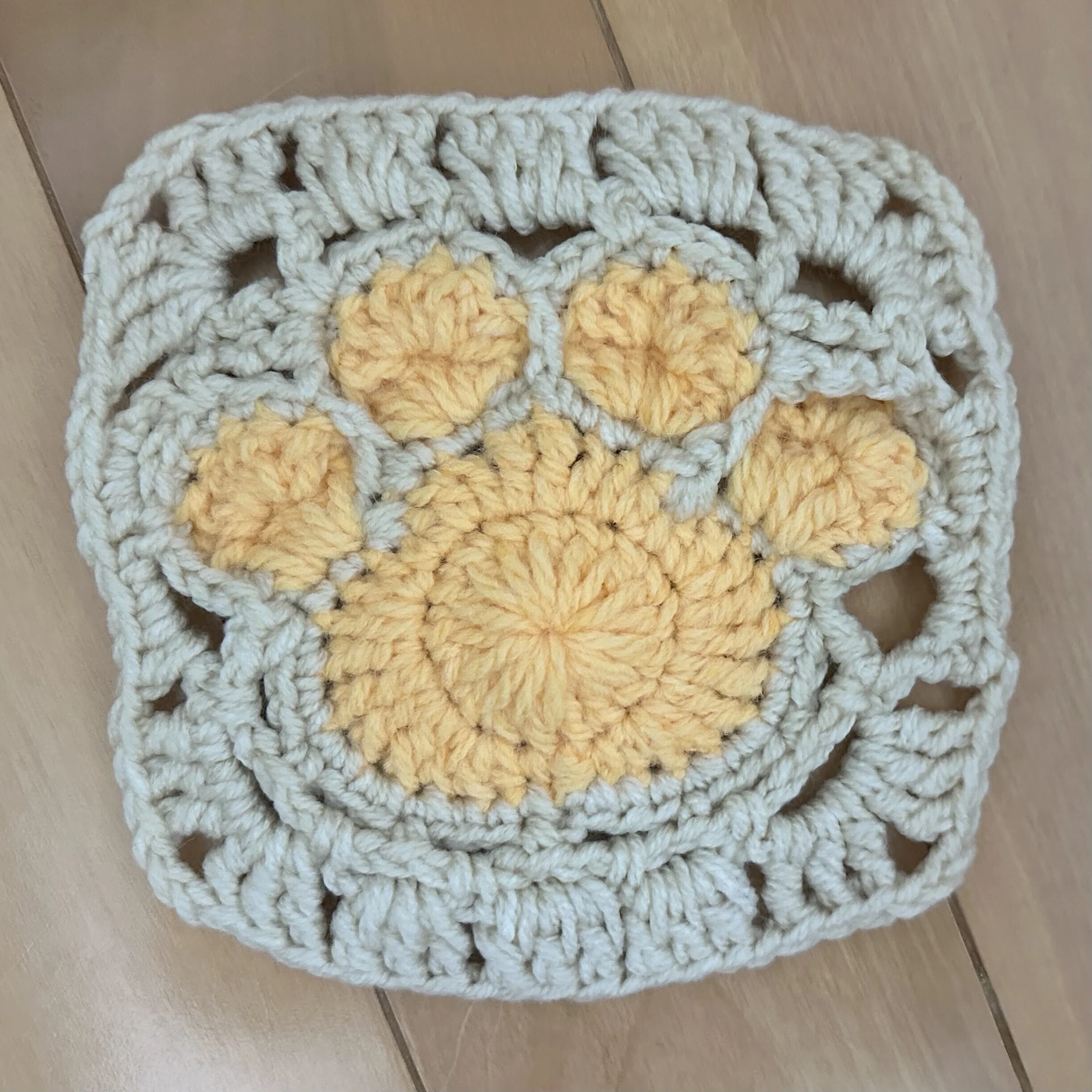 グラニースクエアのクッションカバー🧶｜猫田 | 本と毛糸とやさしい
