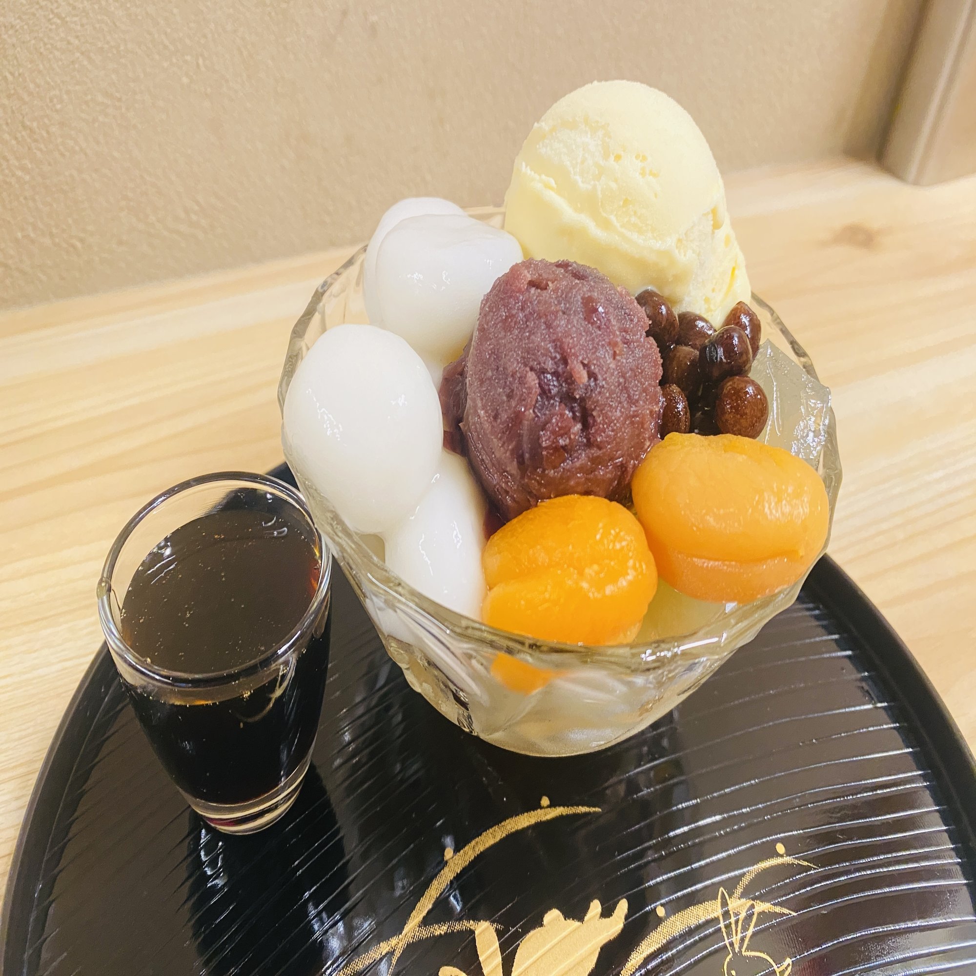 料理エッセイ】美味しいあんみつを食べて、上沼恵美子の『人生笑談 白黒つけましょ』が面白いと教えてもらって、お土産の寒天をたくさん食べた日の話｜綾野つづみ