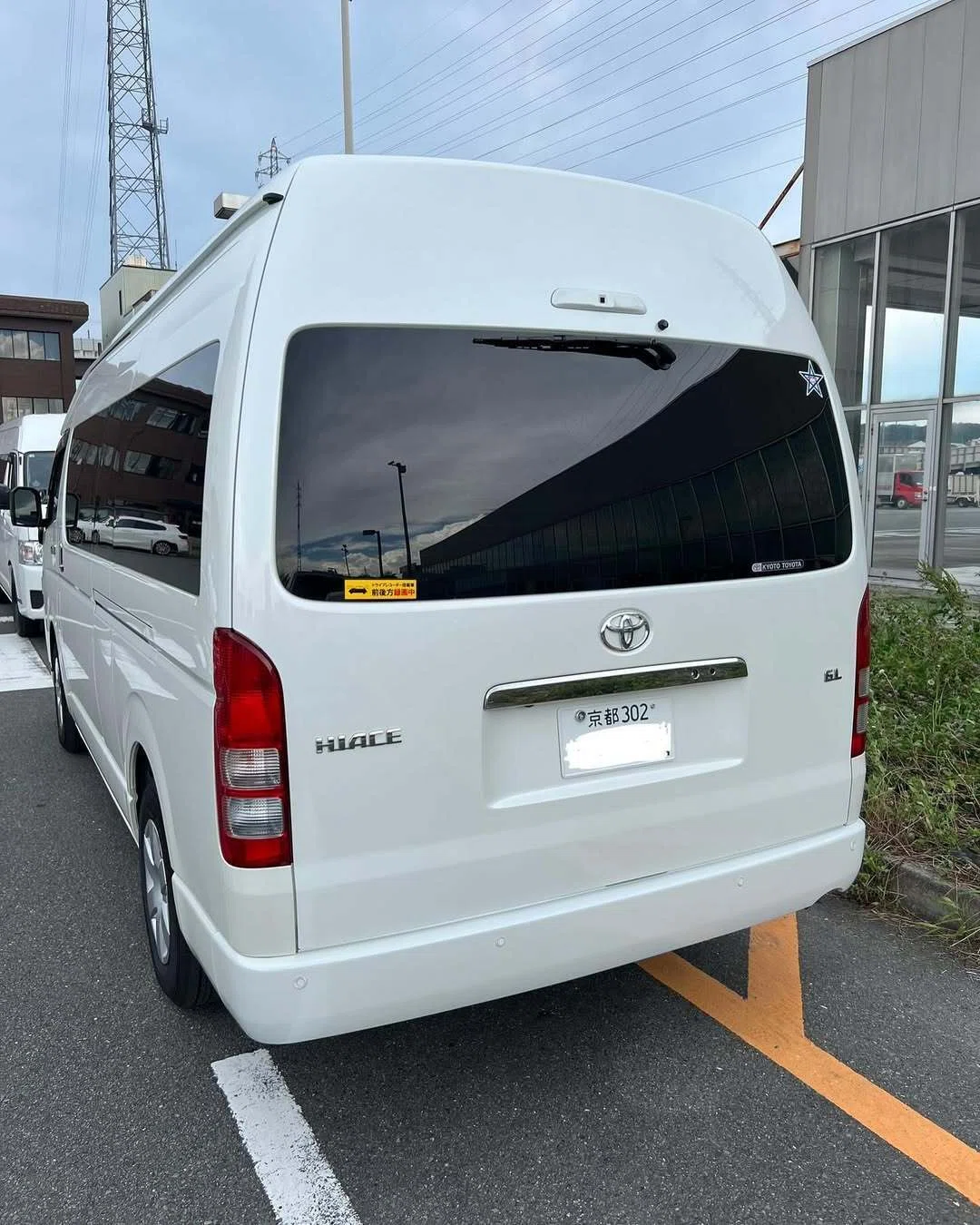 ハイエース構造変更で燃費も快適性もアップ！コミューター14人乗りから