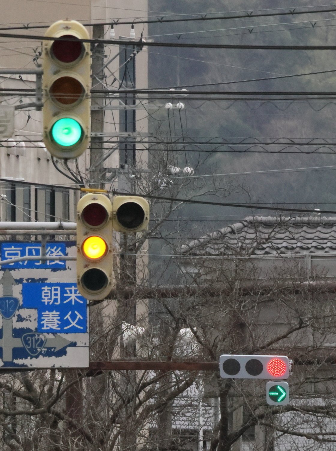 姿消す縦型信号機／雪国・但馬の象徴だったが…／省エネLED化で残り