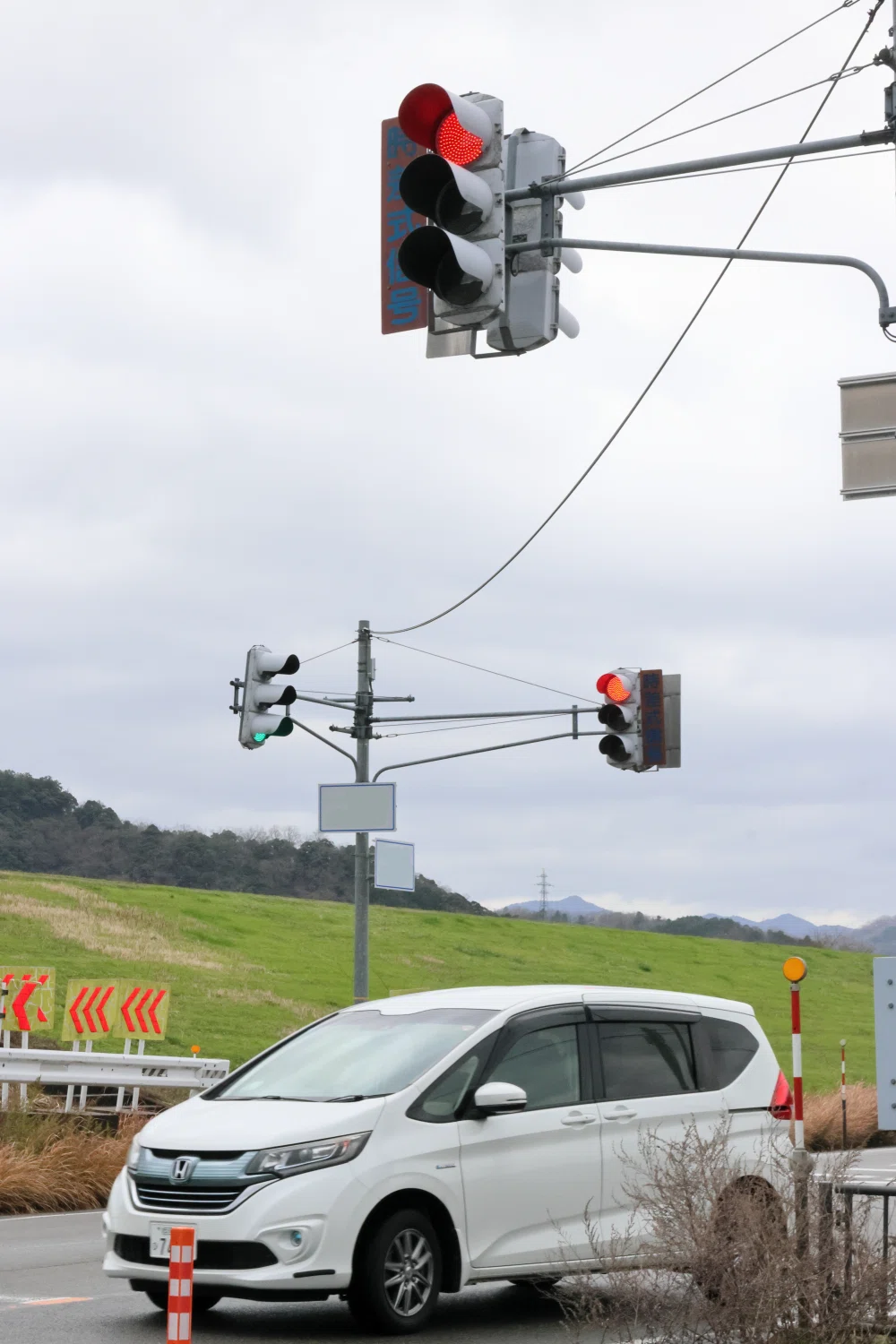 姿消す縦型信号機／雪国・但馬の象徴だったが…／省エネLED化で残り