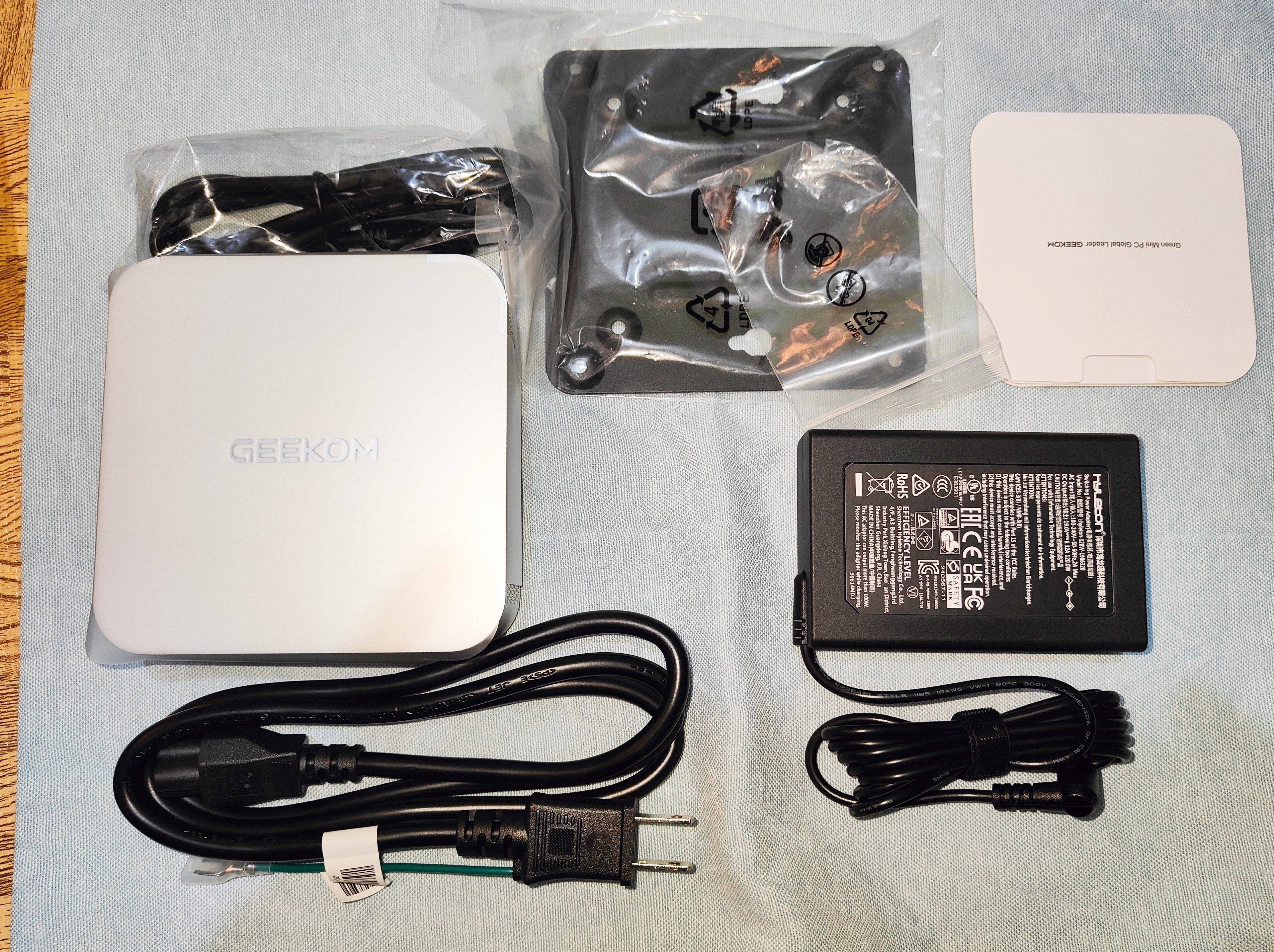 GEEKOM A6 ミニPC　 本体と電源アダプター 格安ミニPC「GEEKOM A6」レビュー（コスパも性能も良いがトラブルあり