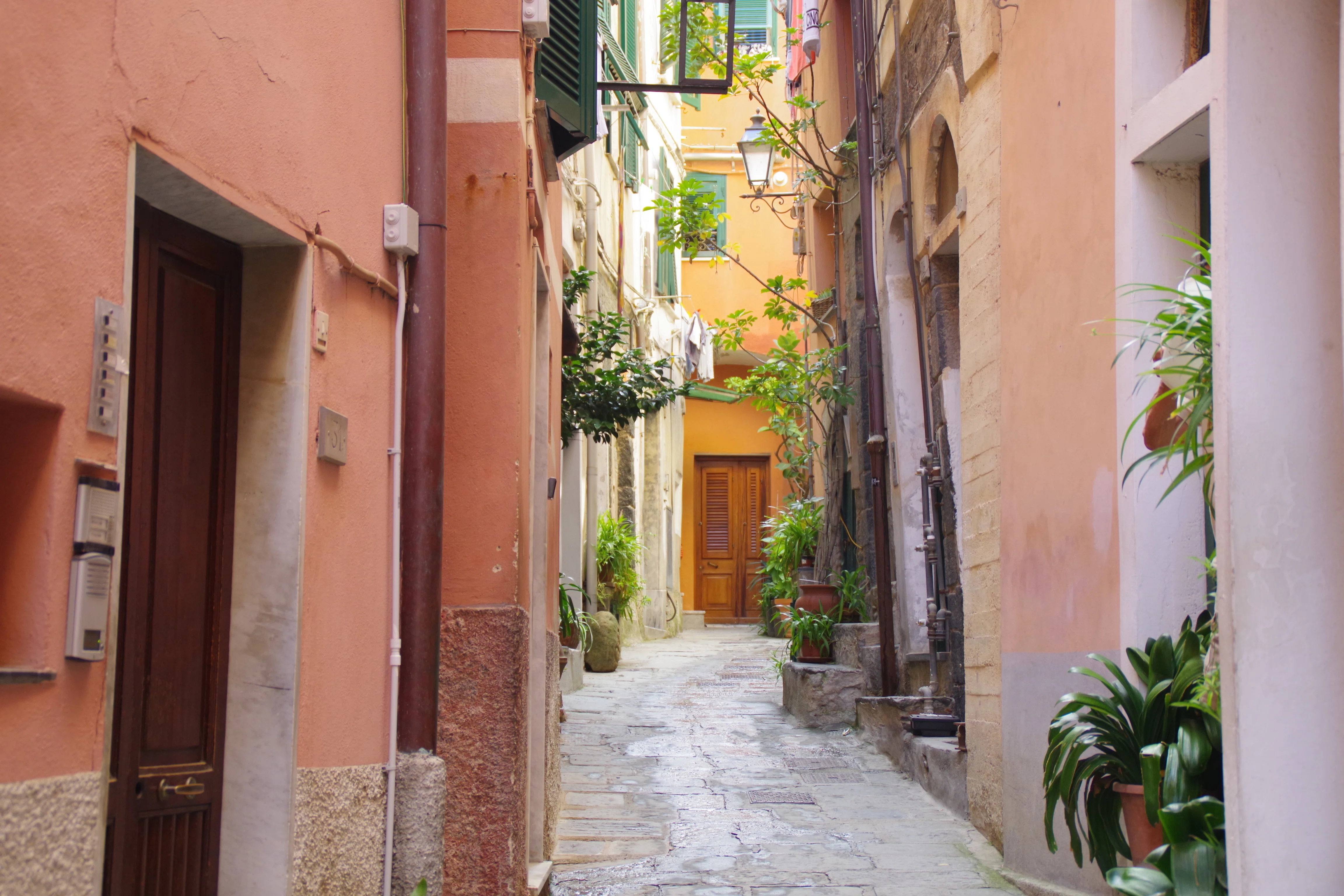 絶景オブ絶景。崖の上に佇むカラフルな村を目指し、イタリアに行ってき