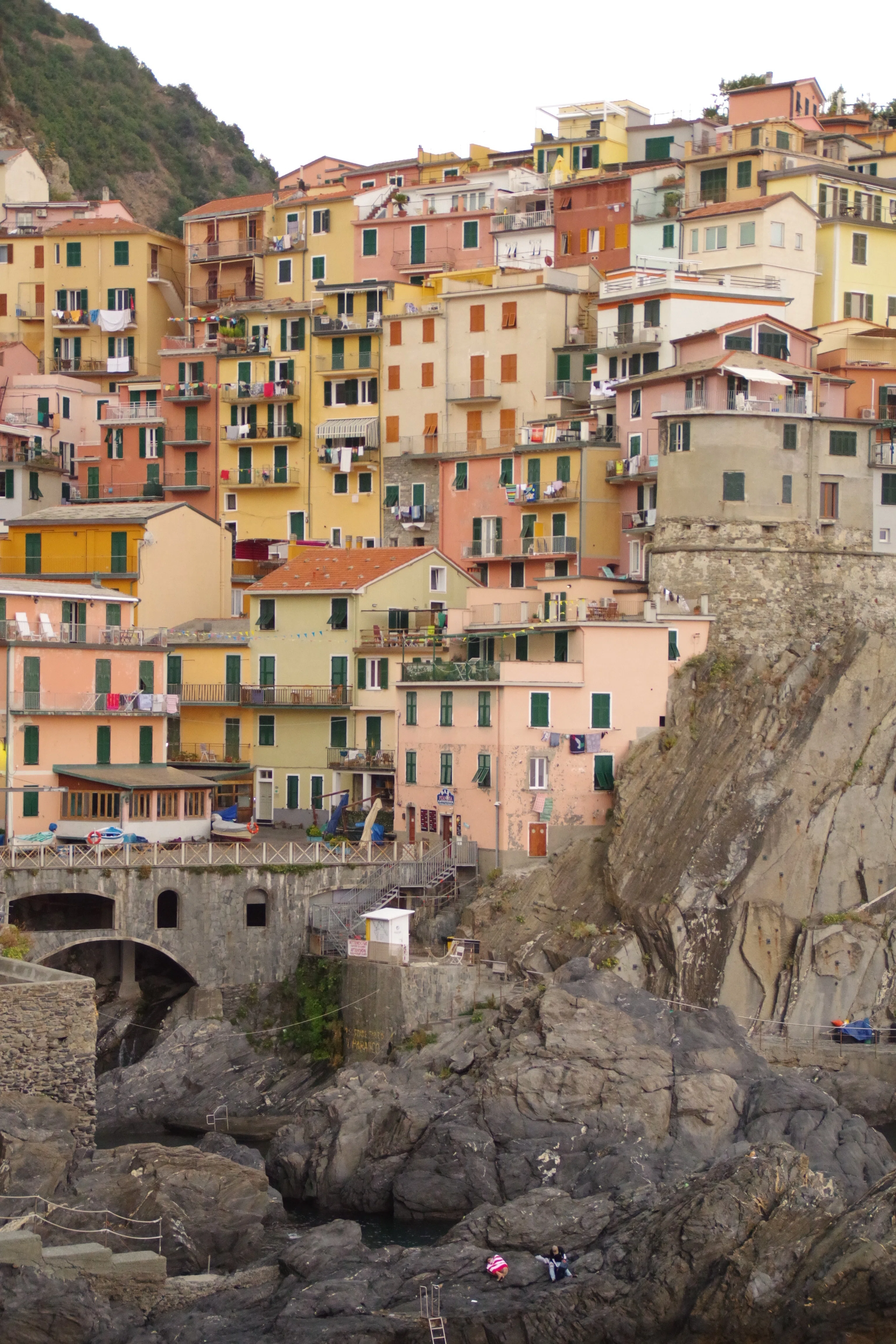 絶景オブ絶景。崖の上に佇むカラフルな村を目指し、イタリアに行ってき
