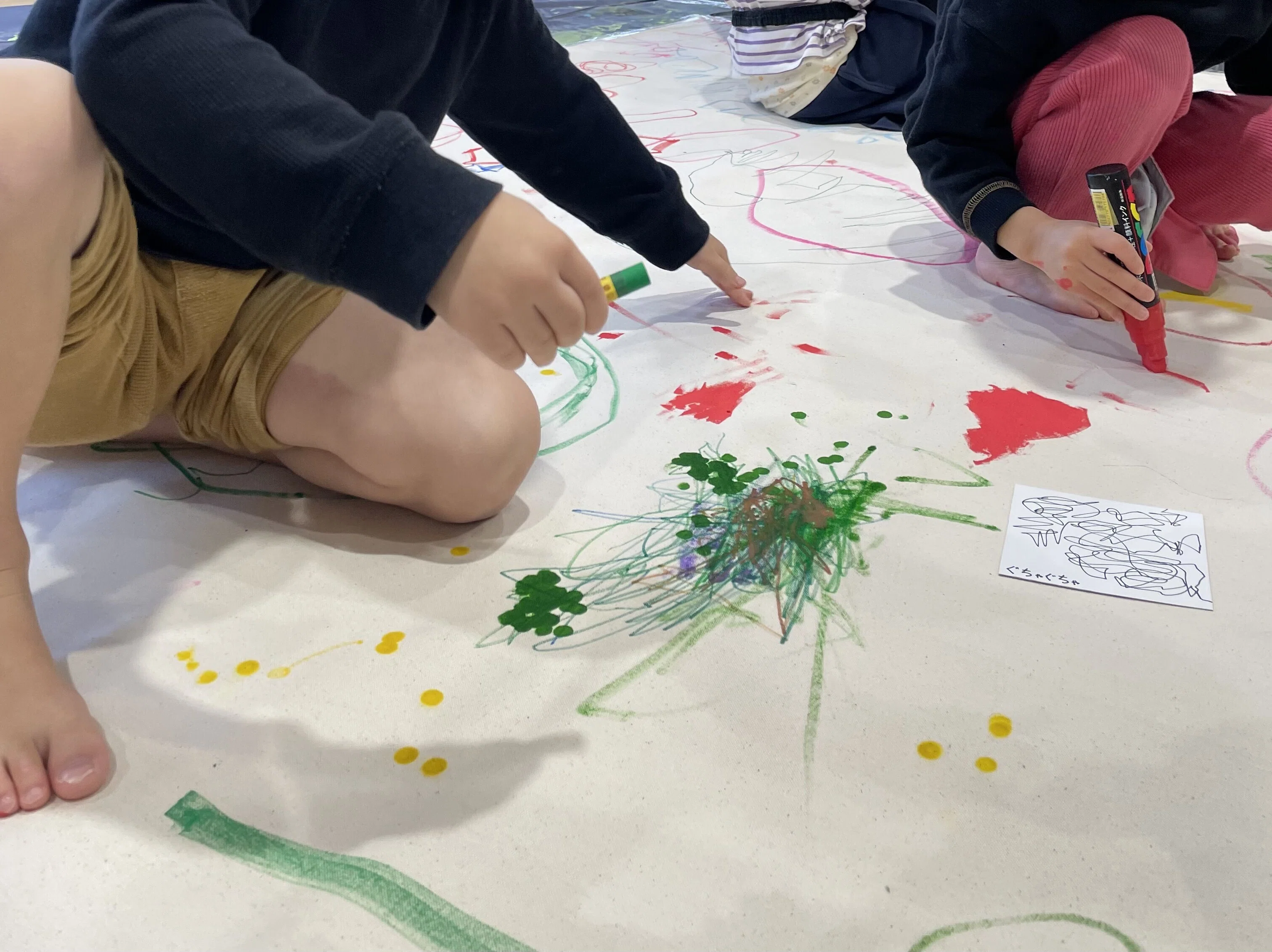 レポ・考察] 園児と大きな抽象絵画を制作しました｜山本雄基