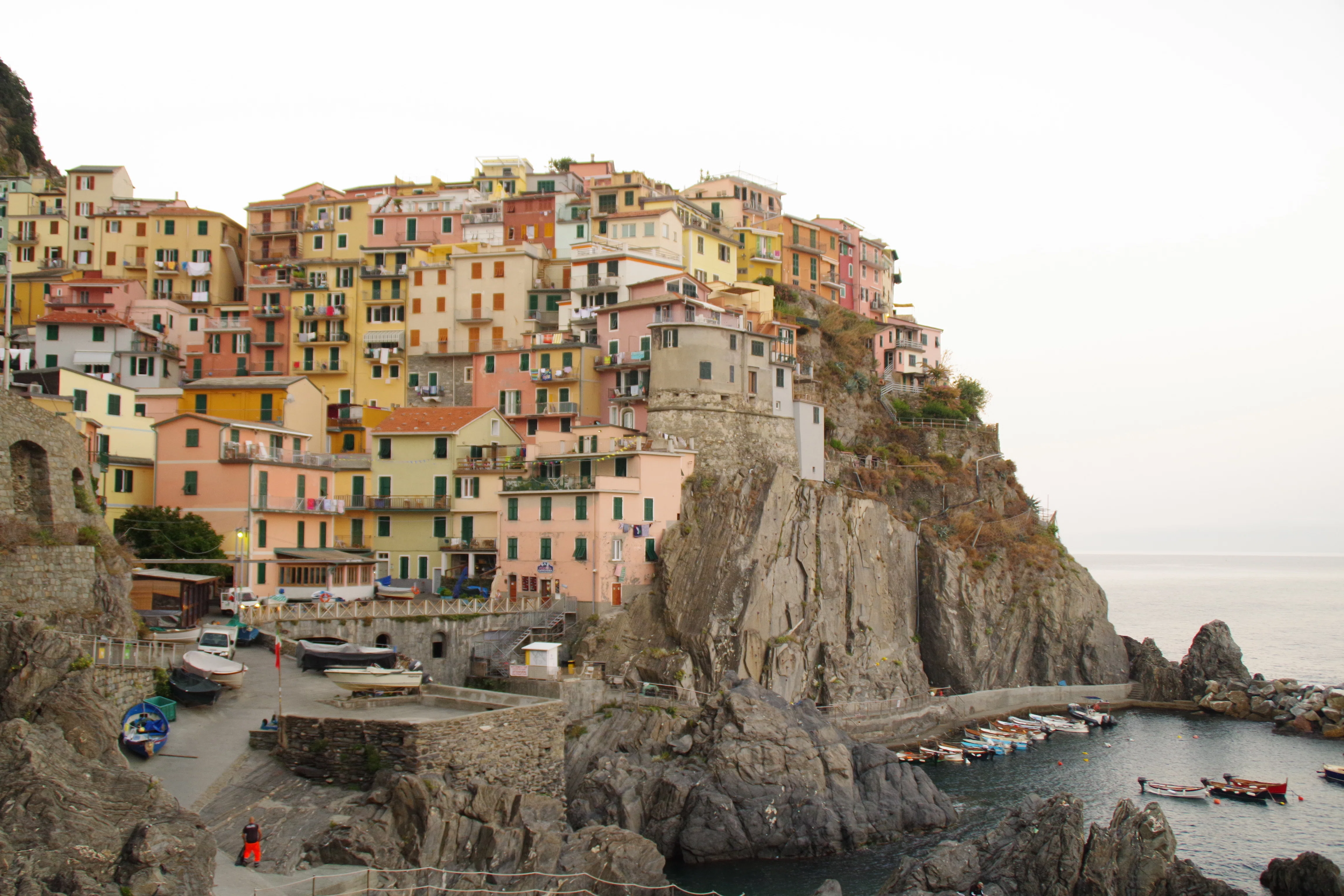 絶景オブ絶景。崖の上に佇むカラフルな村を目指し、イタリアに行ってき
