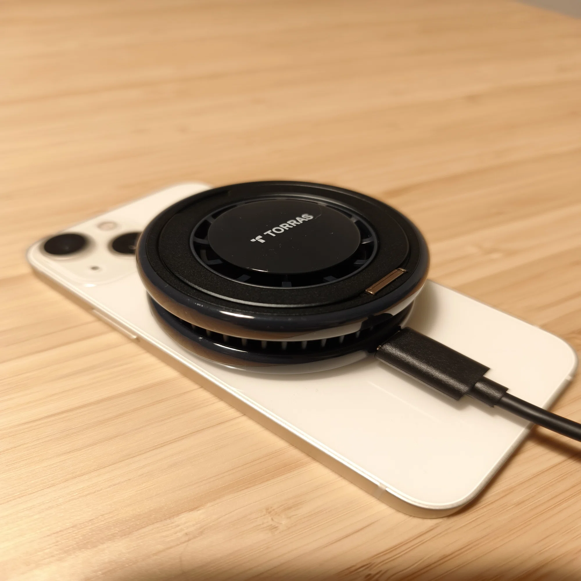 冷やせるワイヤレス充電器、TORRAS Ostand PolarCircle Qi2 25Wの 