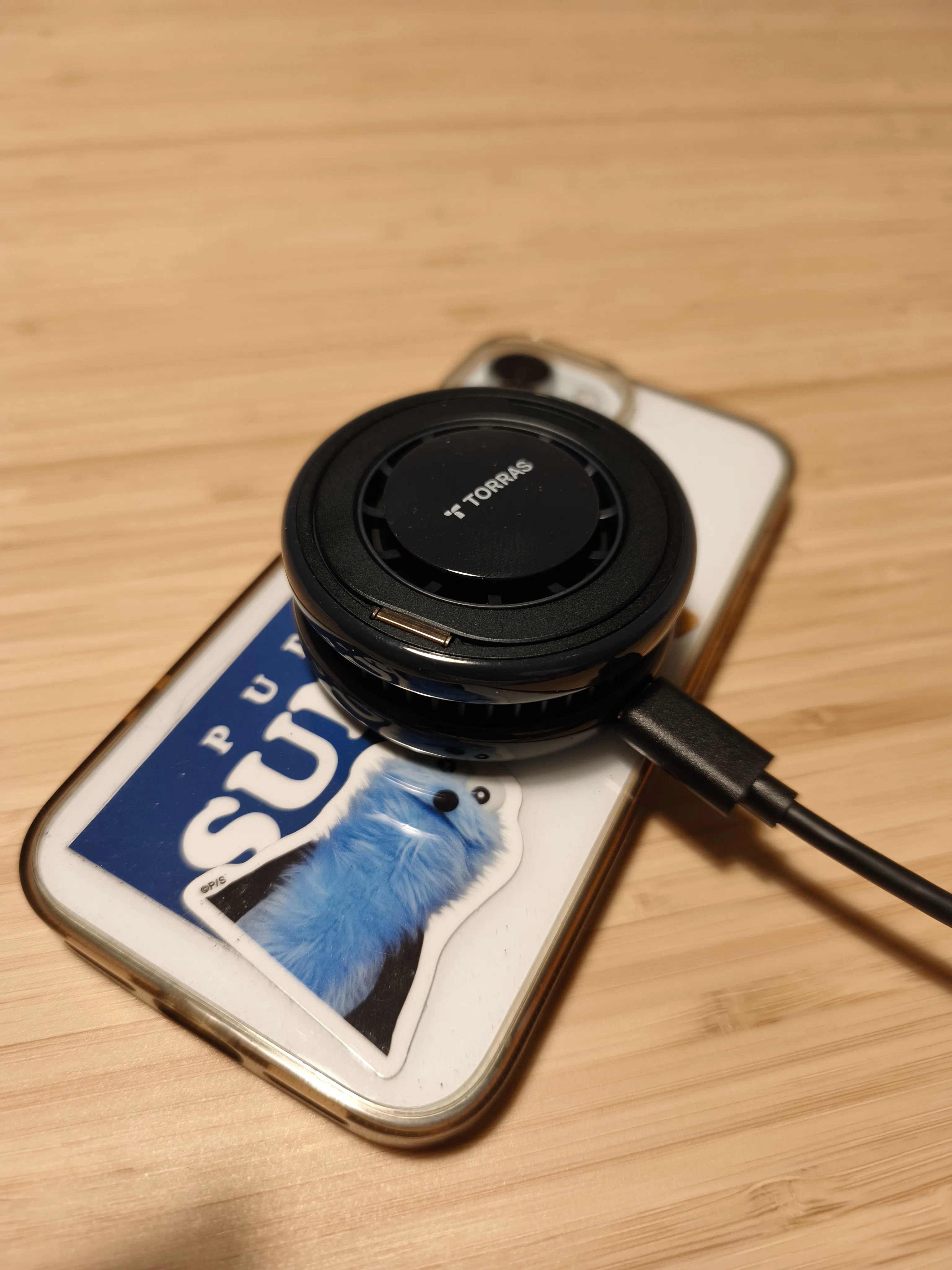 冷やせるワイヤレス充電器、TORRAS Ostand PolarCircle Qi2 25Wの