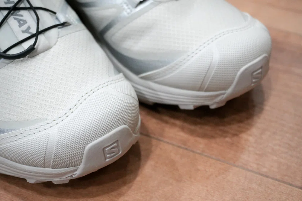 白のGORE-TEX スニーカー｜サロモン XT-PATHWAY GTXがお気に入り｜TECH 
