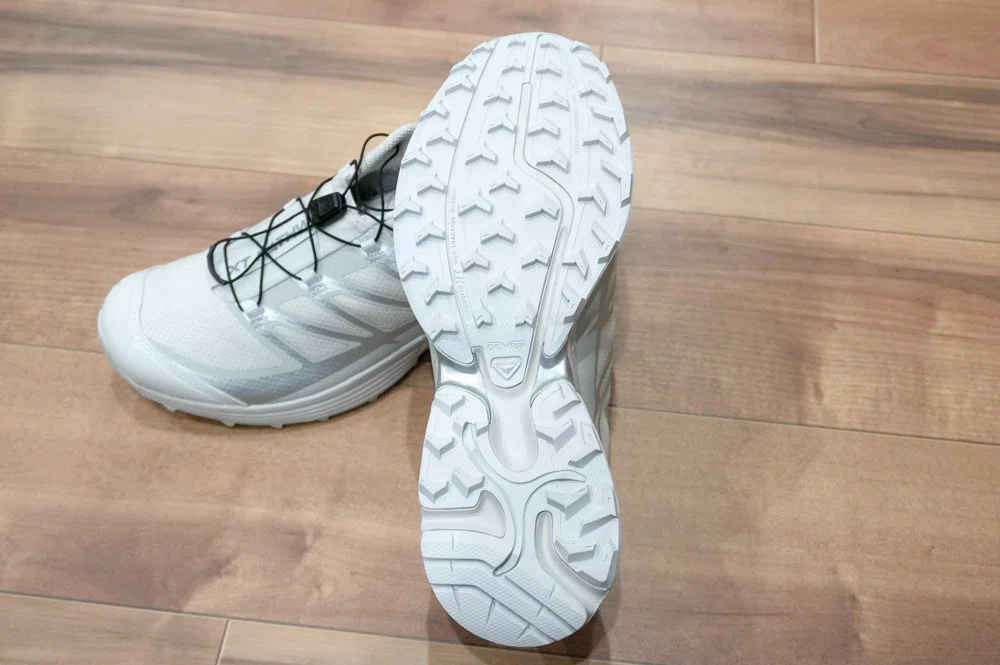 白のGORE-TEX スニーカー｜サロモン XT-PATHWAY GTXがお気に入り｜TECH 