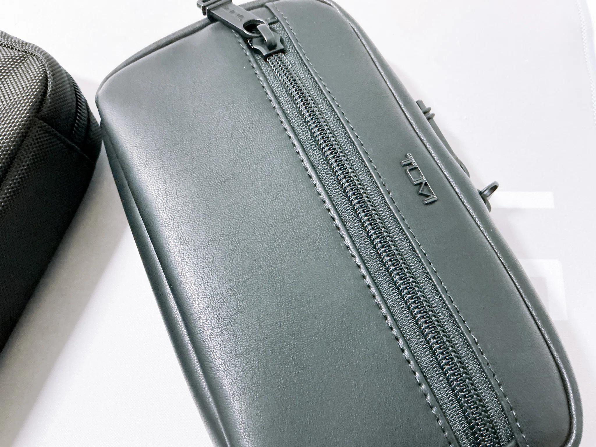TUMI +（トゥミ）ジップアラウンドケース レザー　正規店購入 TUMI】レザーのポーチを購入してしまったので、開封して楽しむ【ジップ