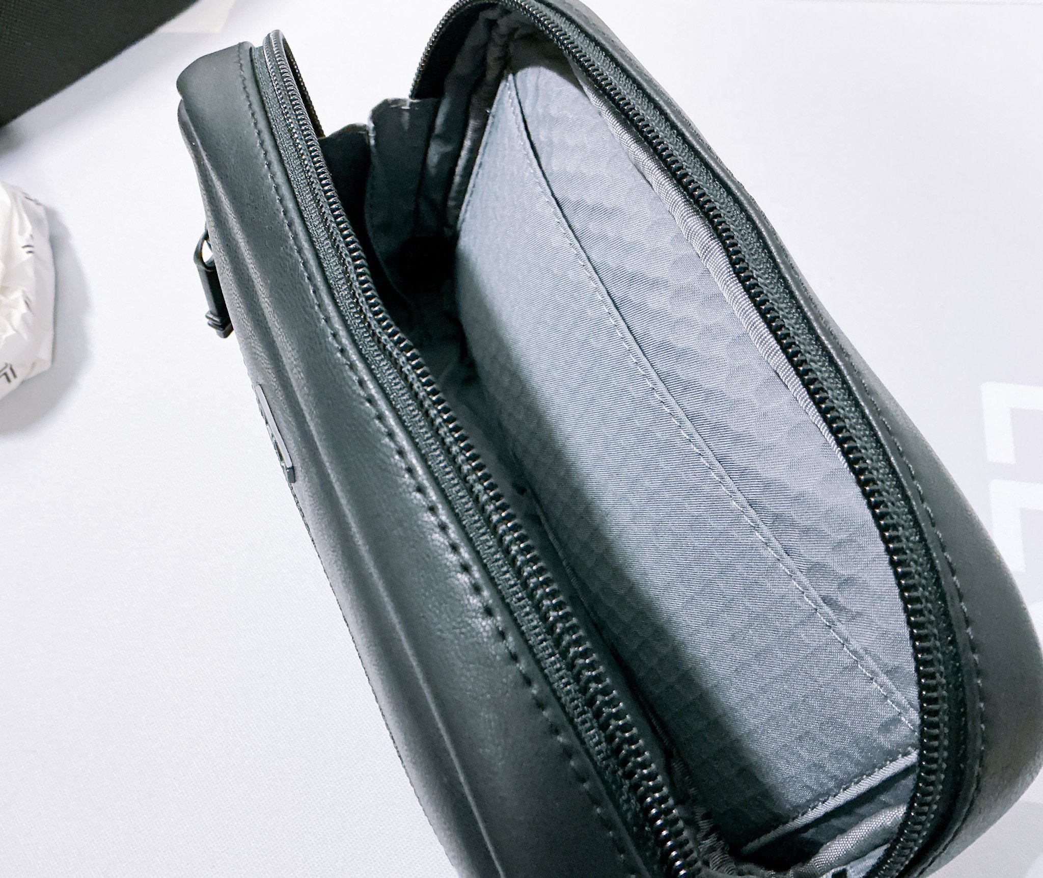 TUMI】レザーのポーチを購入してしまったので、開封して楽しむ【ジップ