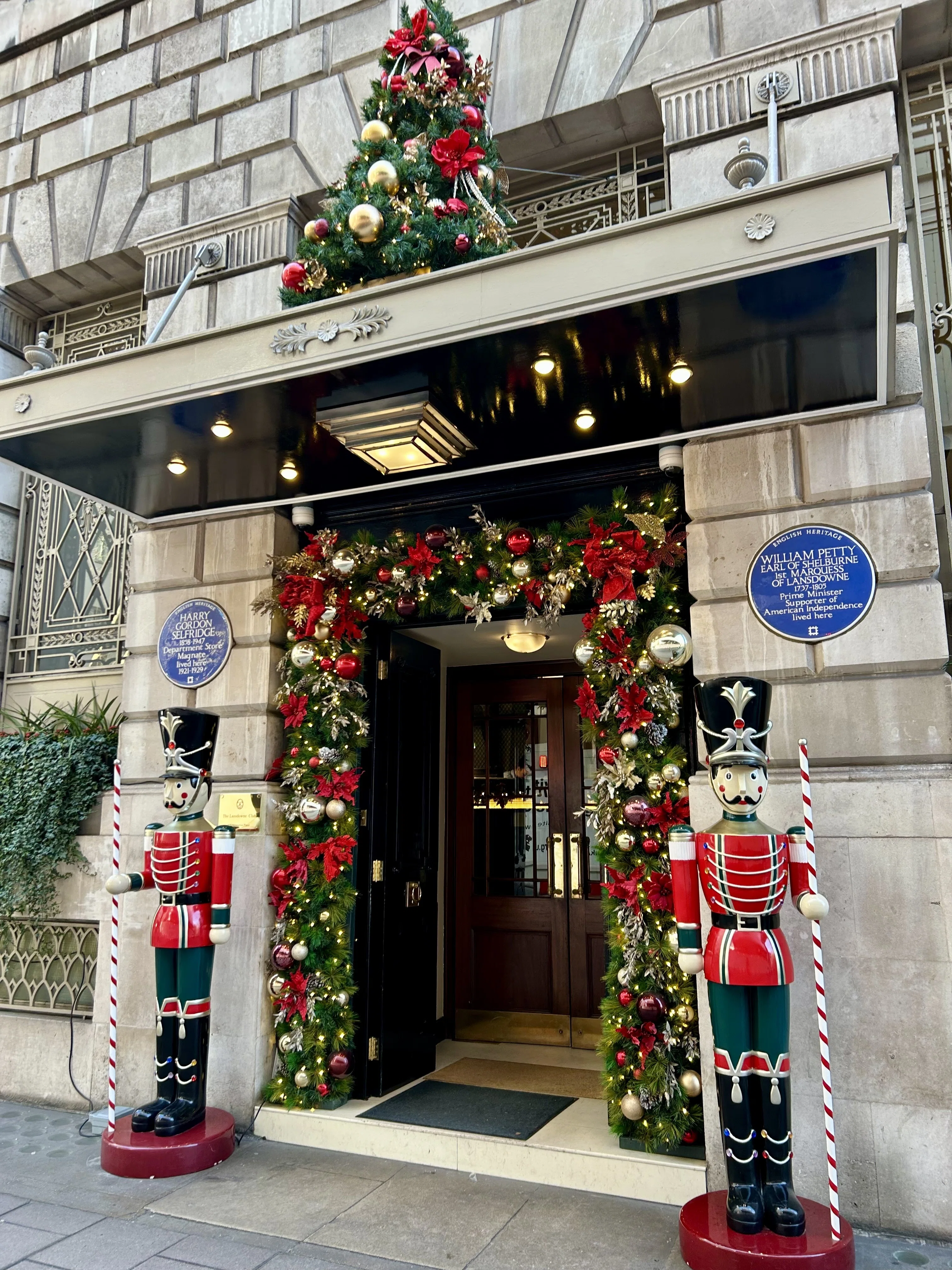 2025年🇬🇧ロンドンのハイブランドショップのクリスマスディスプレイ