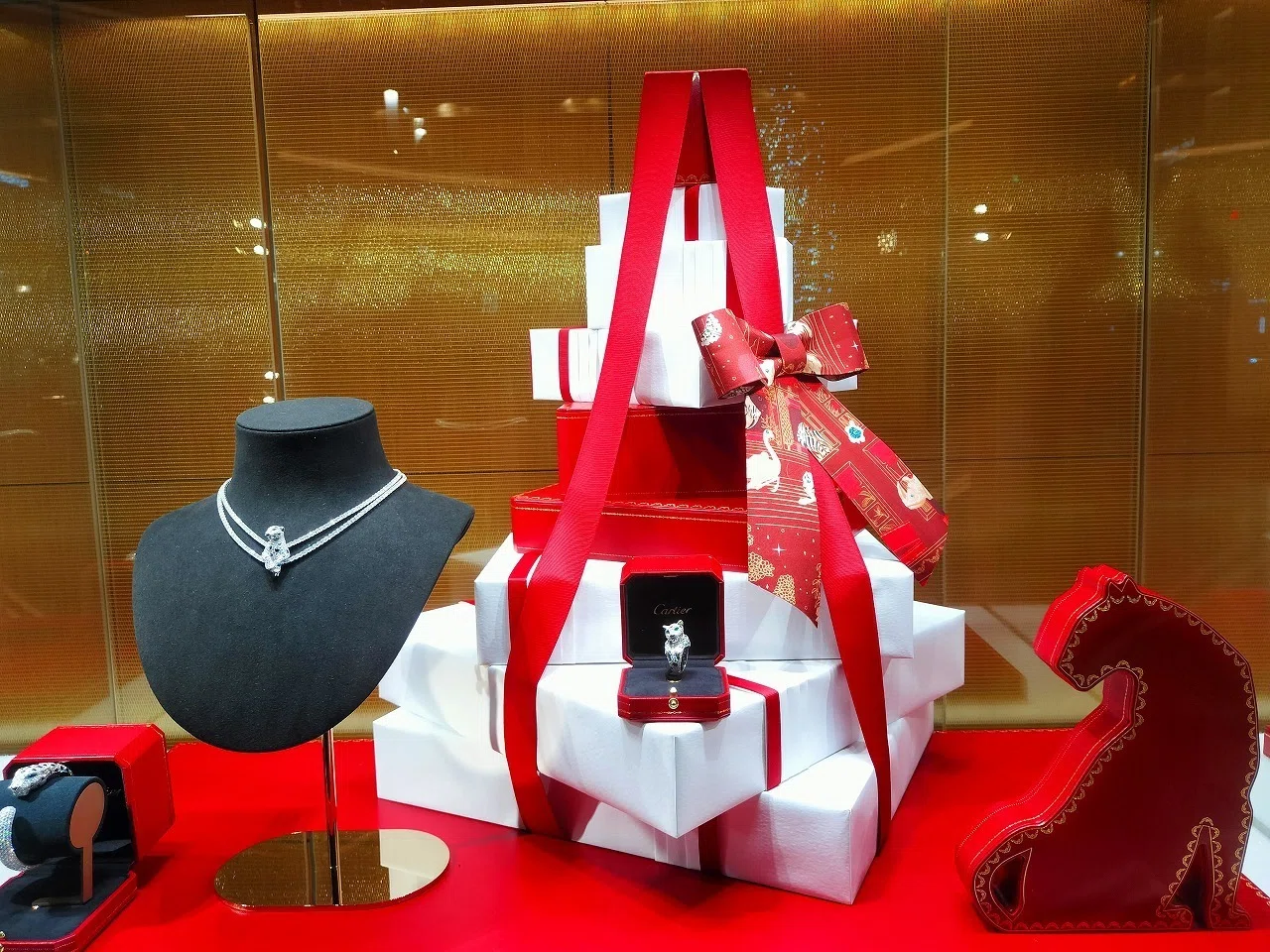 銀座の夜を彩るカルティエの輝き｜大人が嗜むクリスマス ギフト