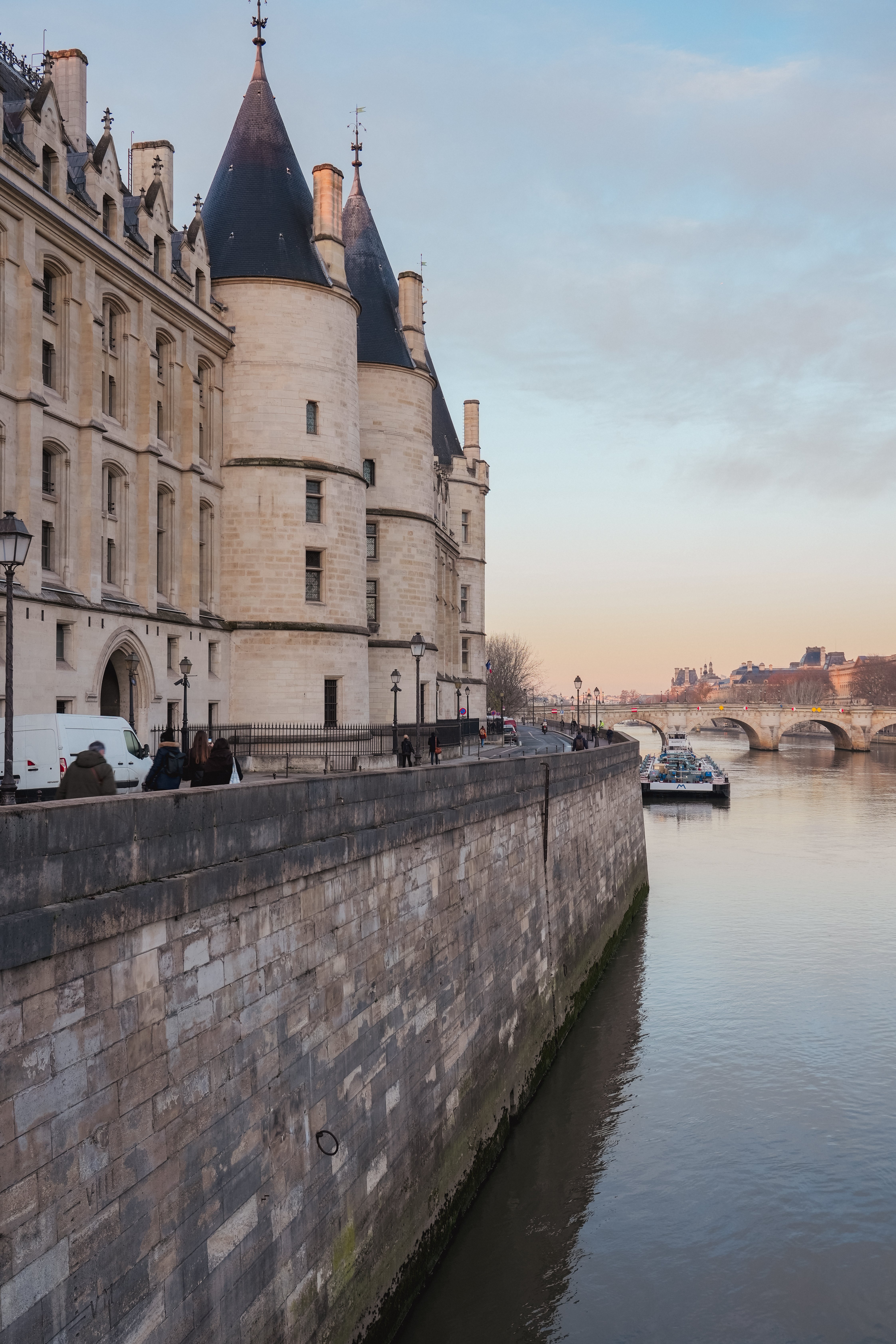 パリ旅行記④シテ島の建築とサンジェルマン通り【写真日記】｜カンナ