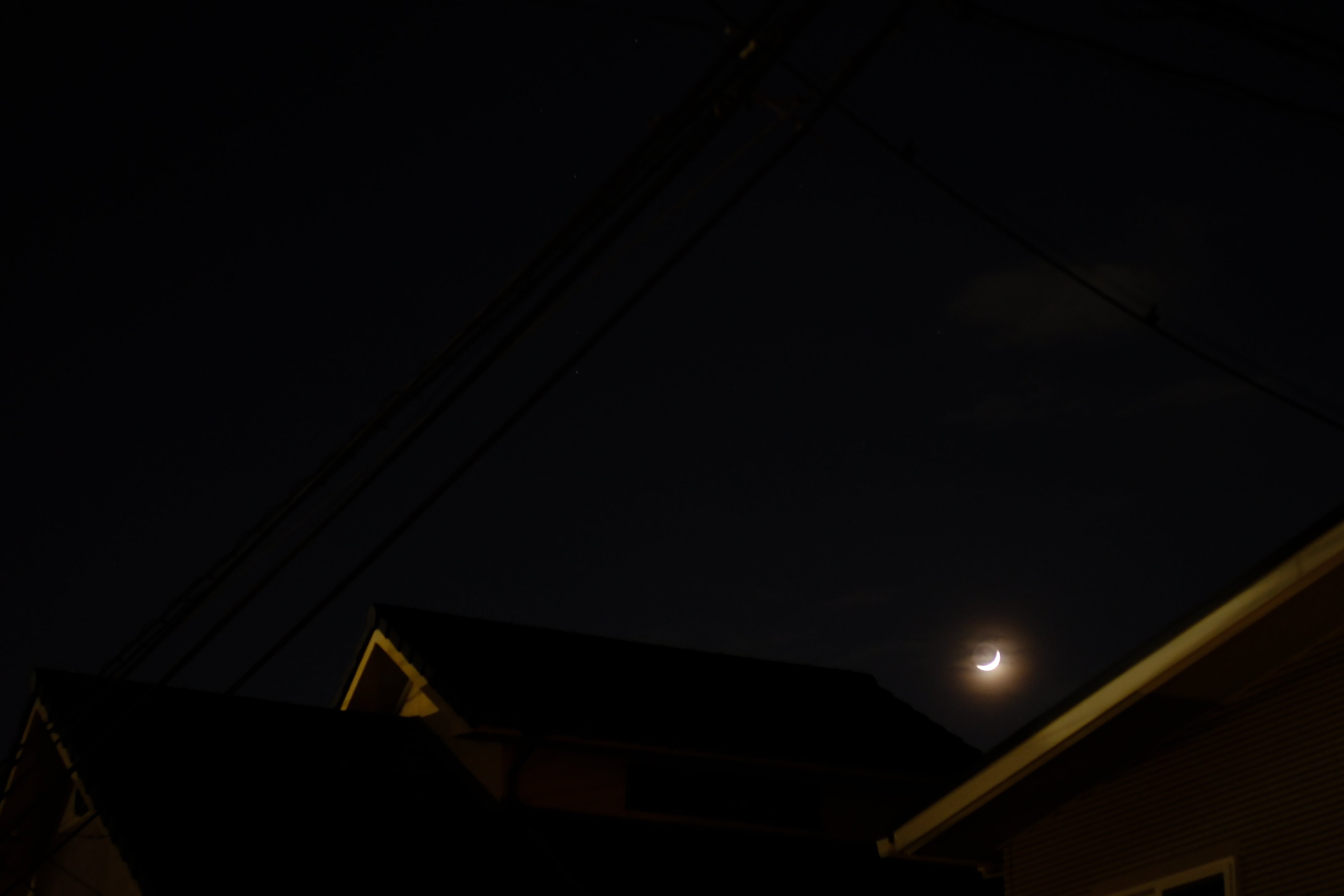 街中に浮かぶ三日月/FUJIFILM X-T50スナップ写真記録44｜北岡＠カメラ/写真