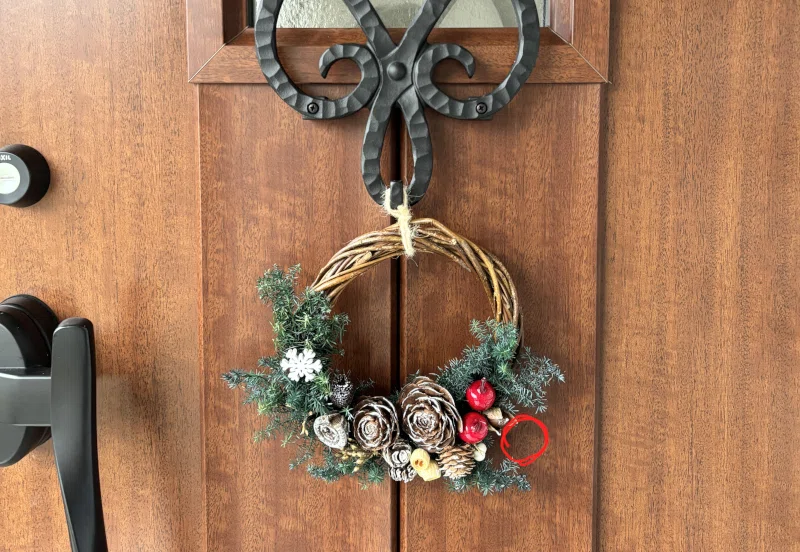 Relocation Diary] A small incident with my Christmas wreath