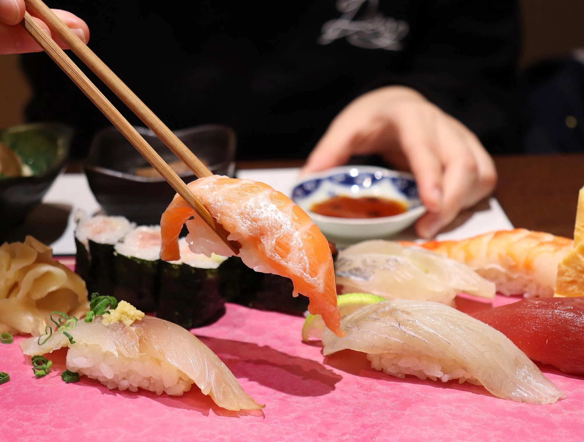これが1000円台なの？寿司7貫・小鉢2品・みそ汁・デザート付の「江戸前