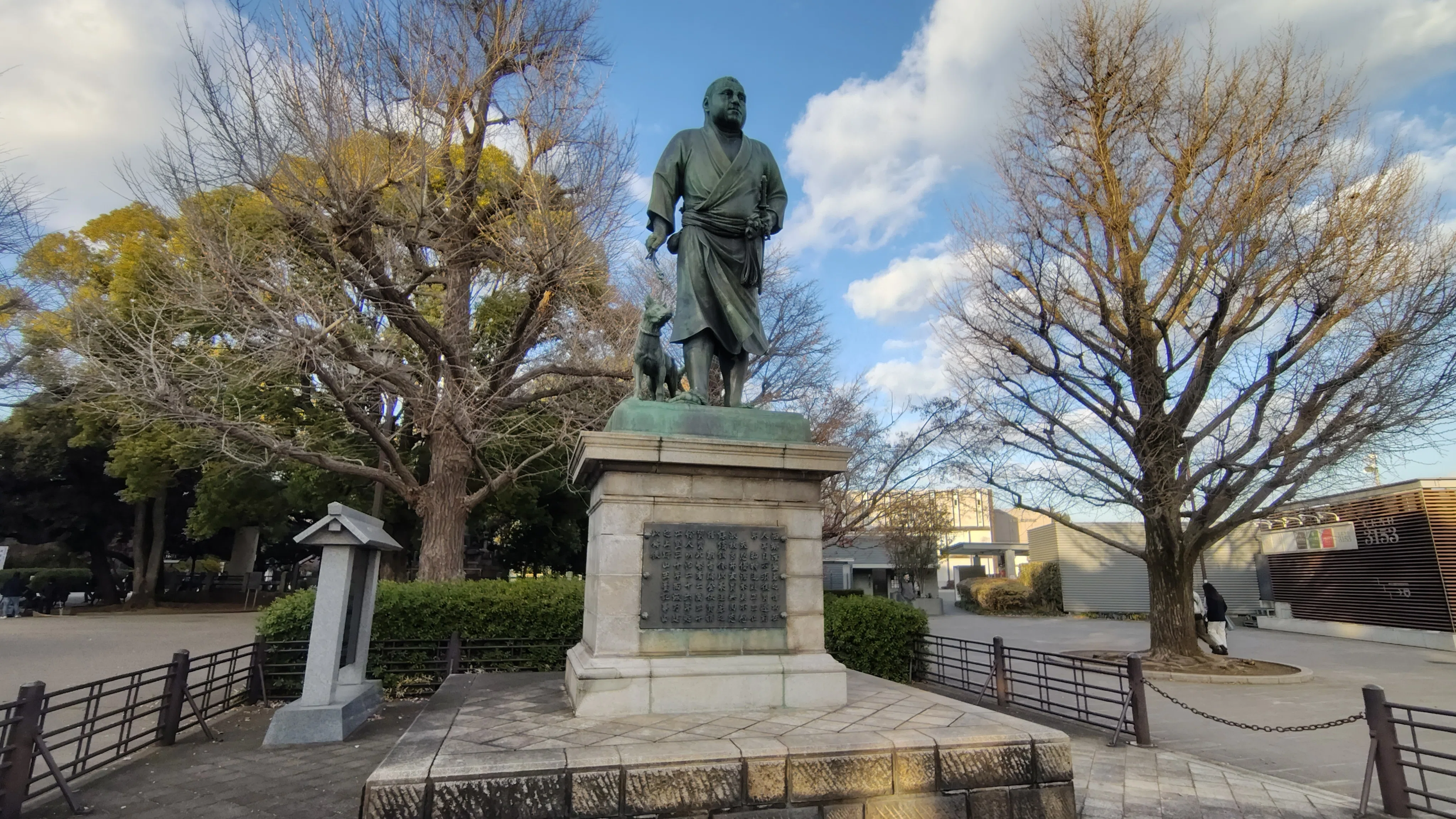 冬への季節の移り変わりを感じながら、かつての寛永寺の境内であった