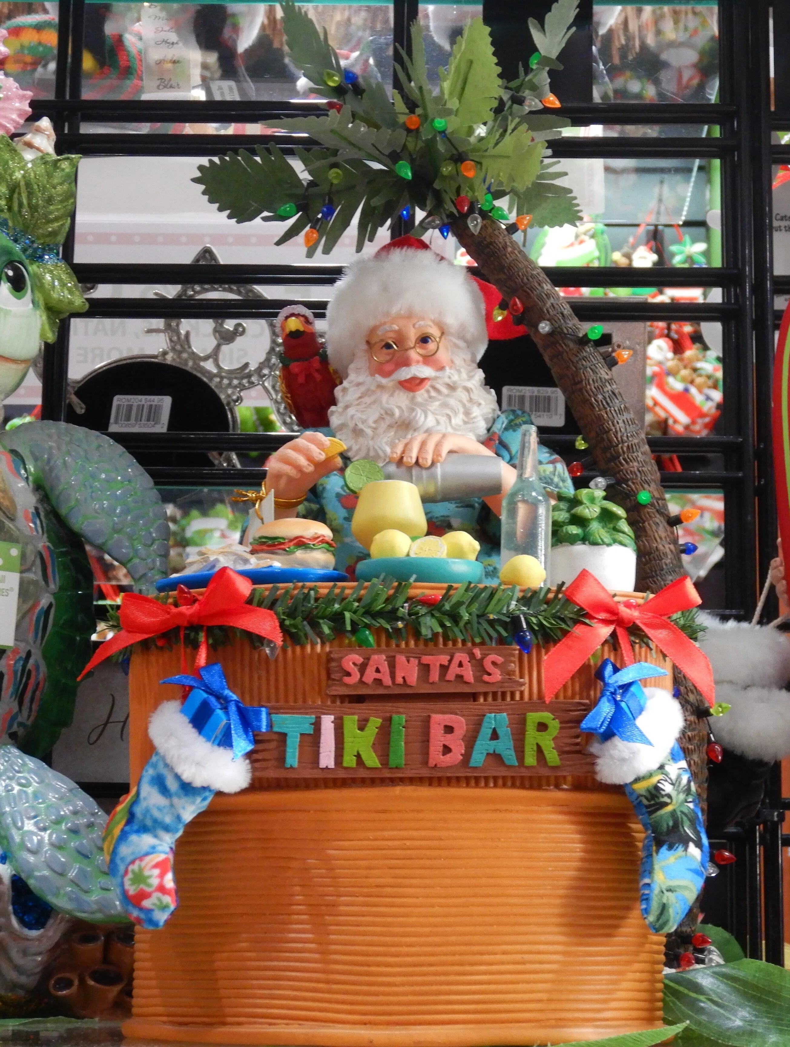 ハワイならではのクリスマス 2025年のワイキキのツリーとサンタ｜Susie
