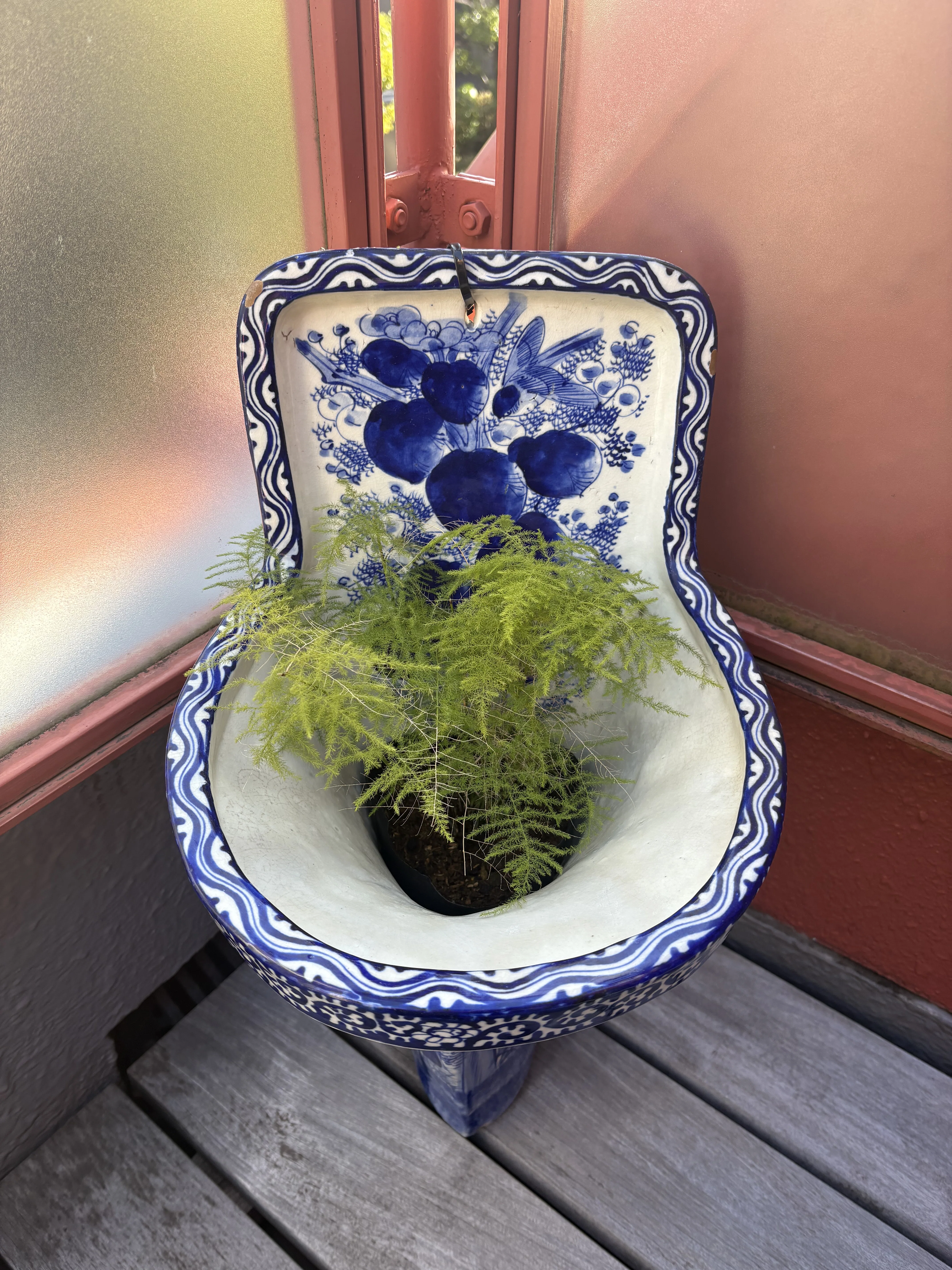 An antique toilet found at an antique shop in Chiba｜松浦パグ