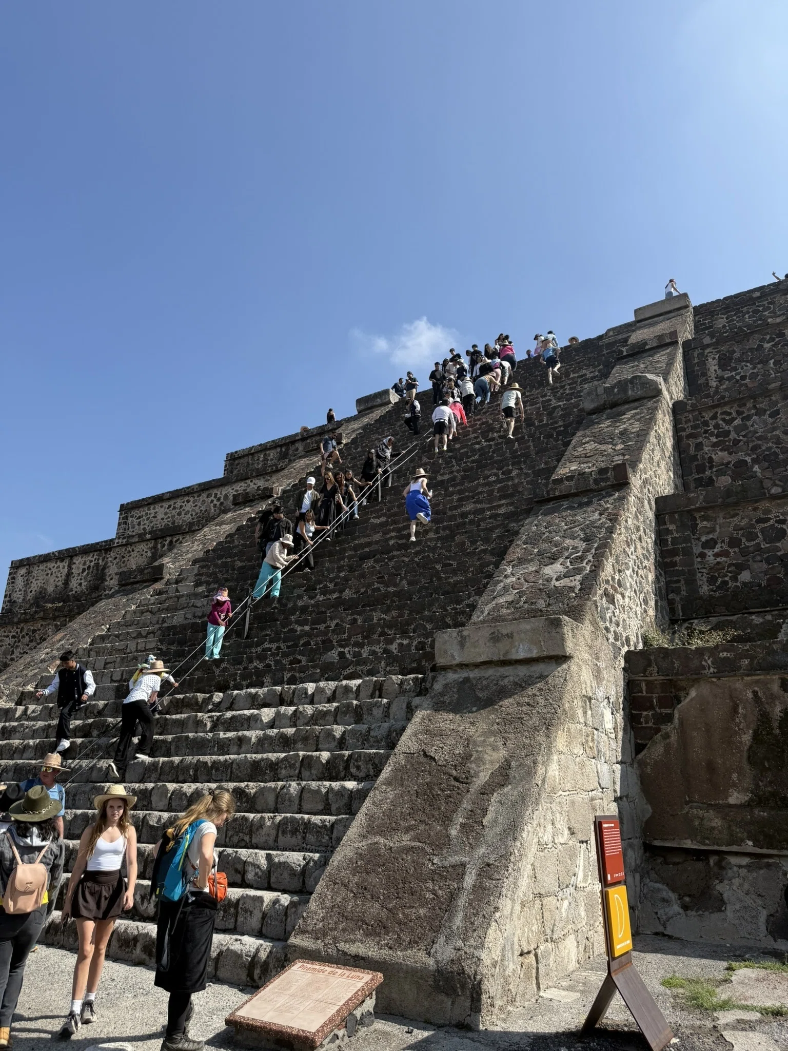 h.yano おまけ+ウィーン　トラムのある広場・ティオティワカン 女子ひとり旅】メキシコ・ティオティワカン遺跡を“空から見た朝”｜気球