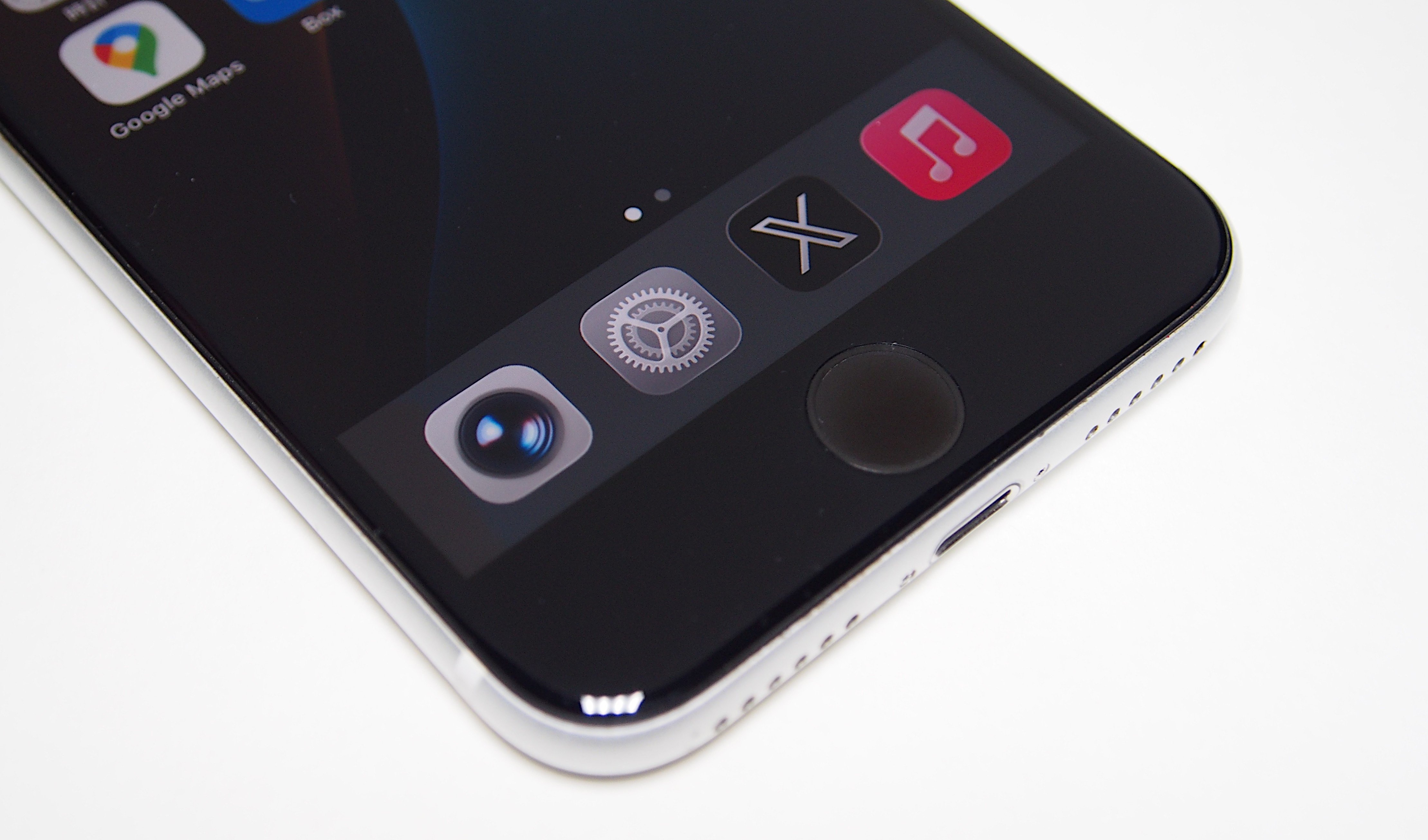 iPhone SE(第2世代)を2026年にレビューする。ホームボタン付きで