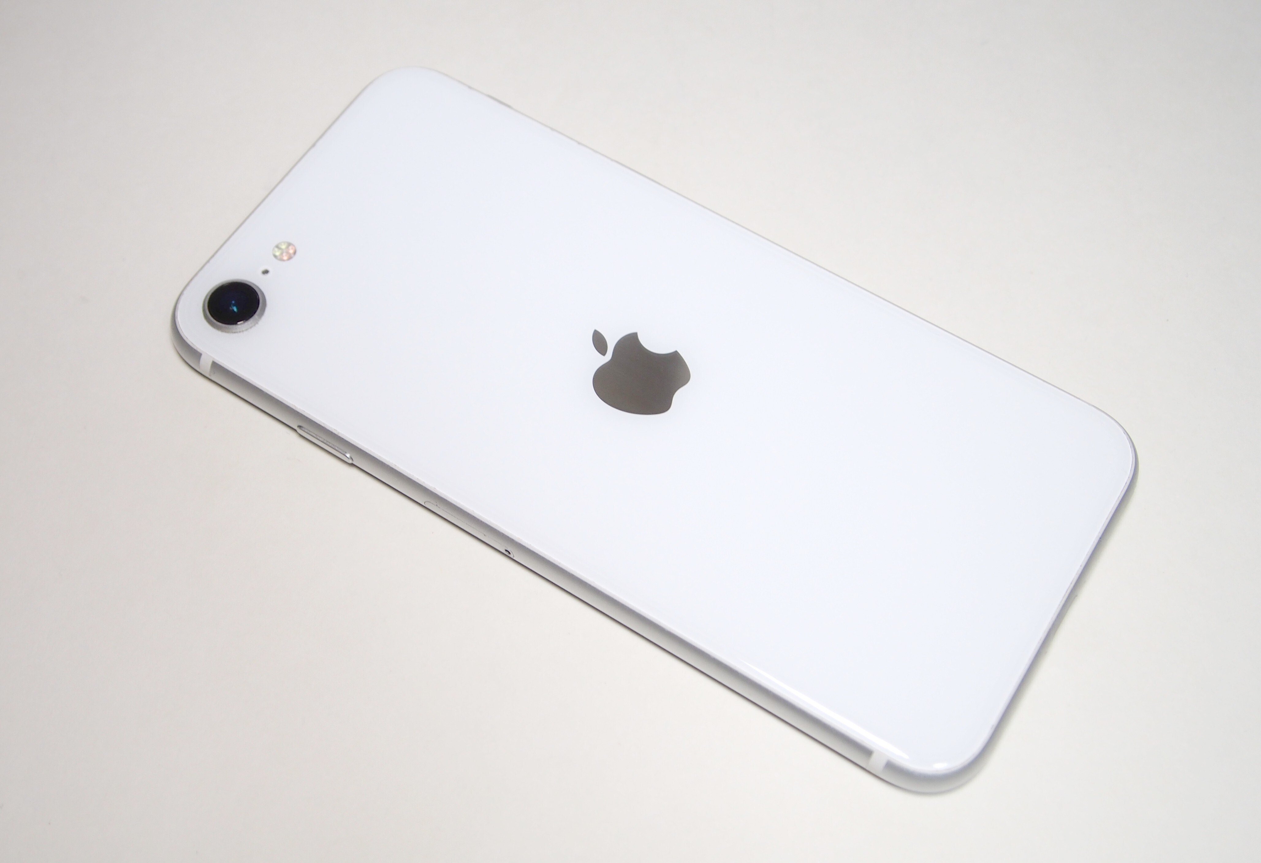 iPhone SE(第2世代)を2026年にレビューする。ホームボタン付きで