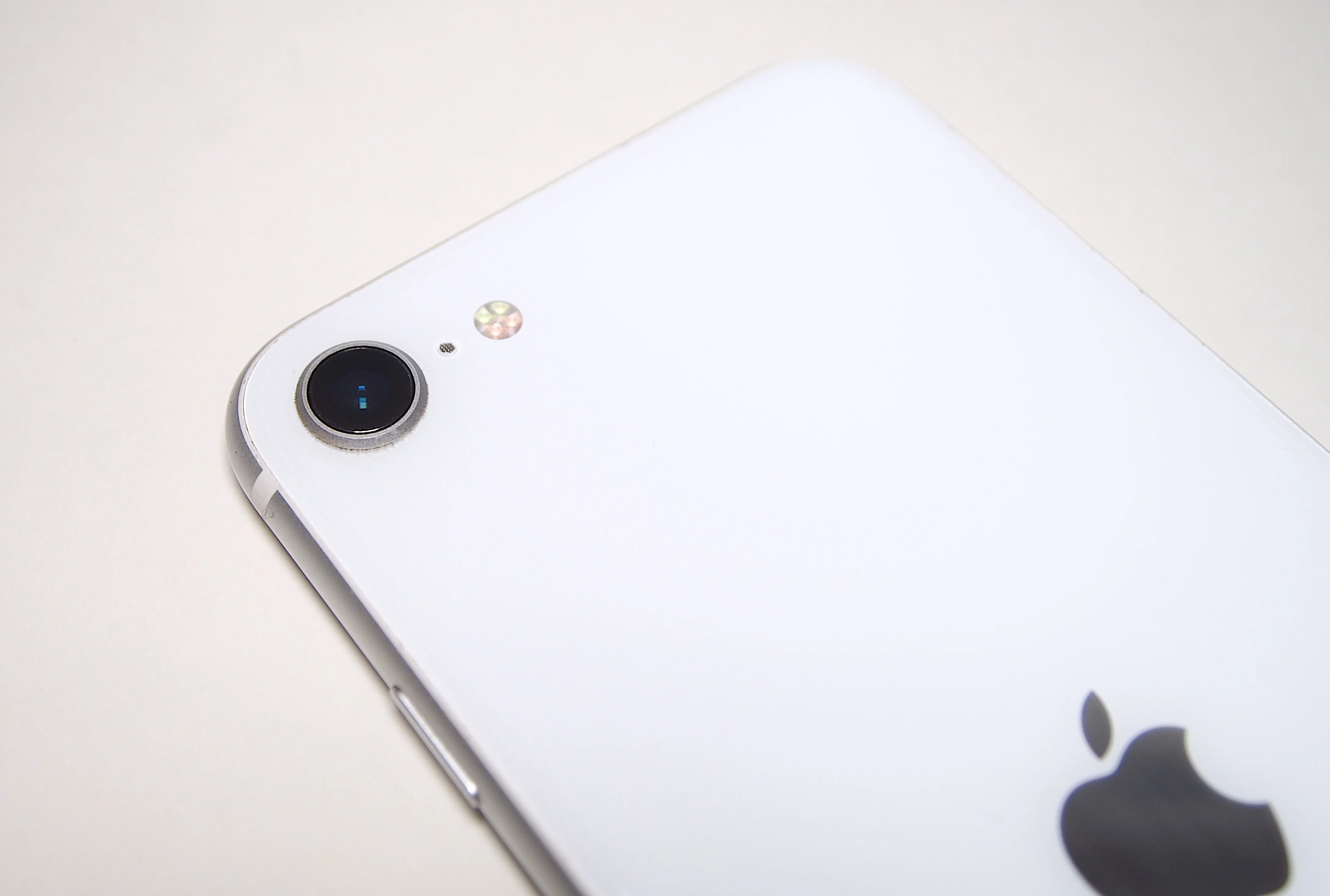 iPhone SE(第2世代)を2026年にレビューする。ホームボタン付きで