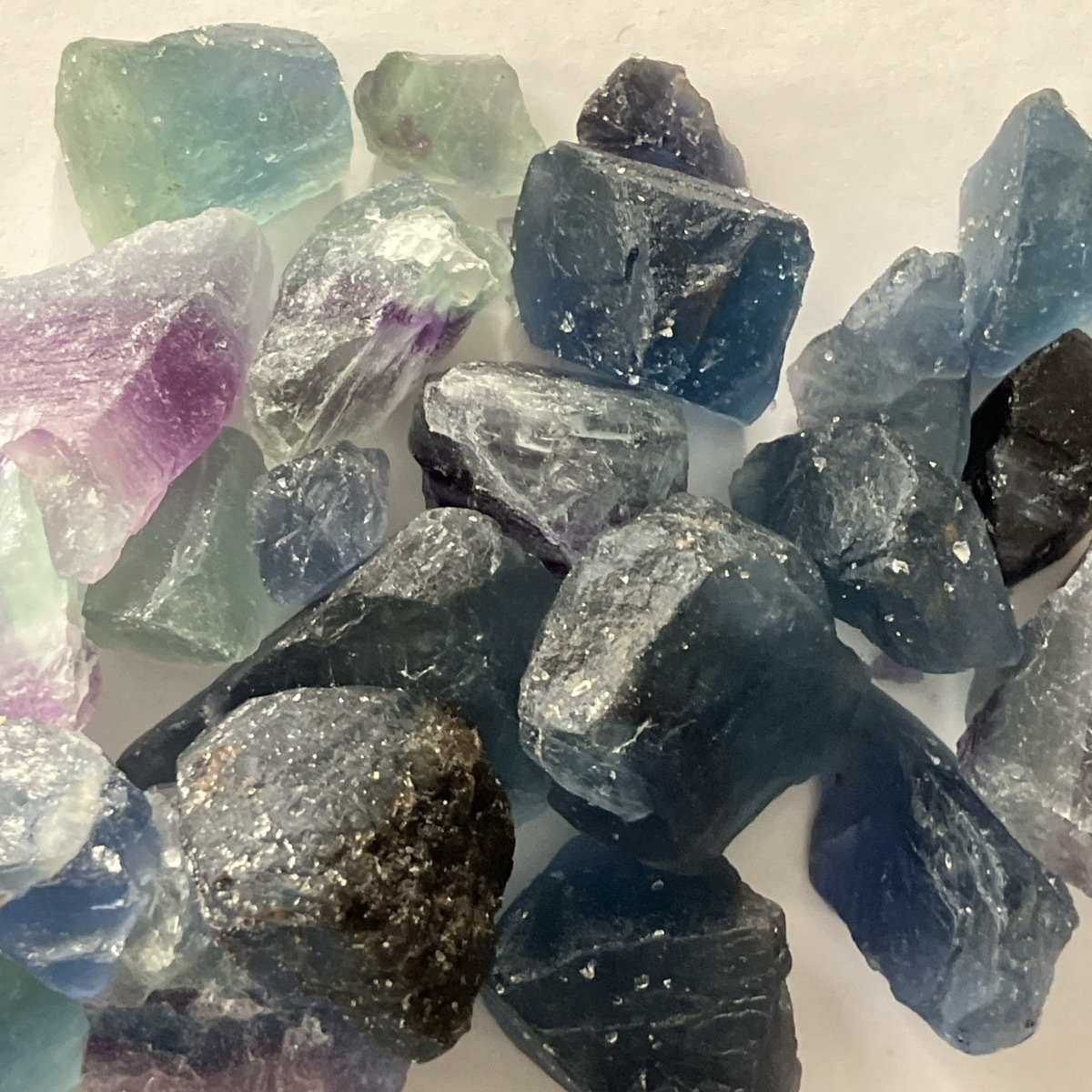 湖南省産の青い蛍石を割ってみよう！｜さとうかよこ（きらら舎）