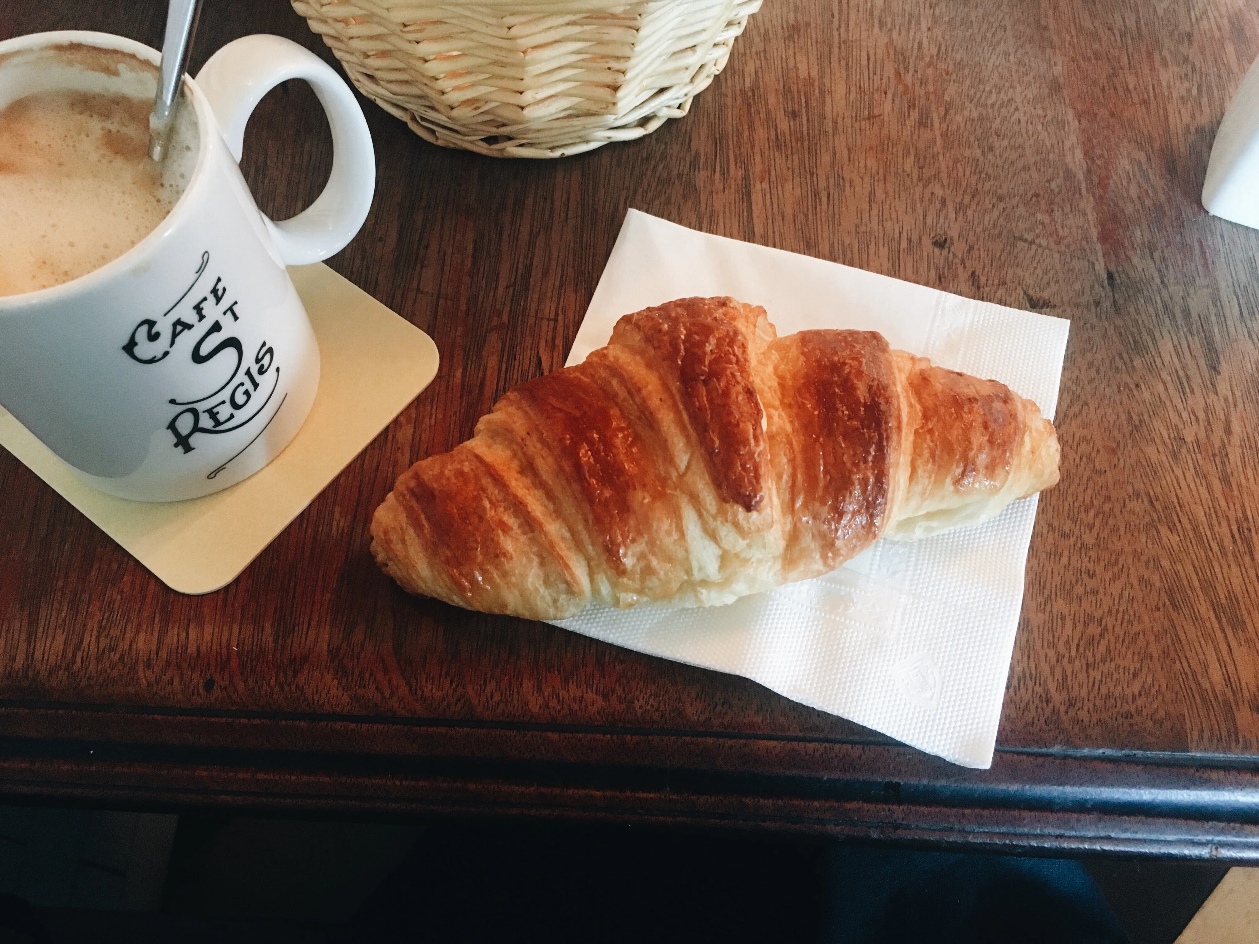 海外ひとり旅inフランス🇫🇷】早起きしてパリ散歩 | カフェオレと