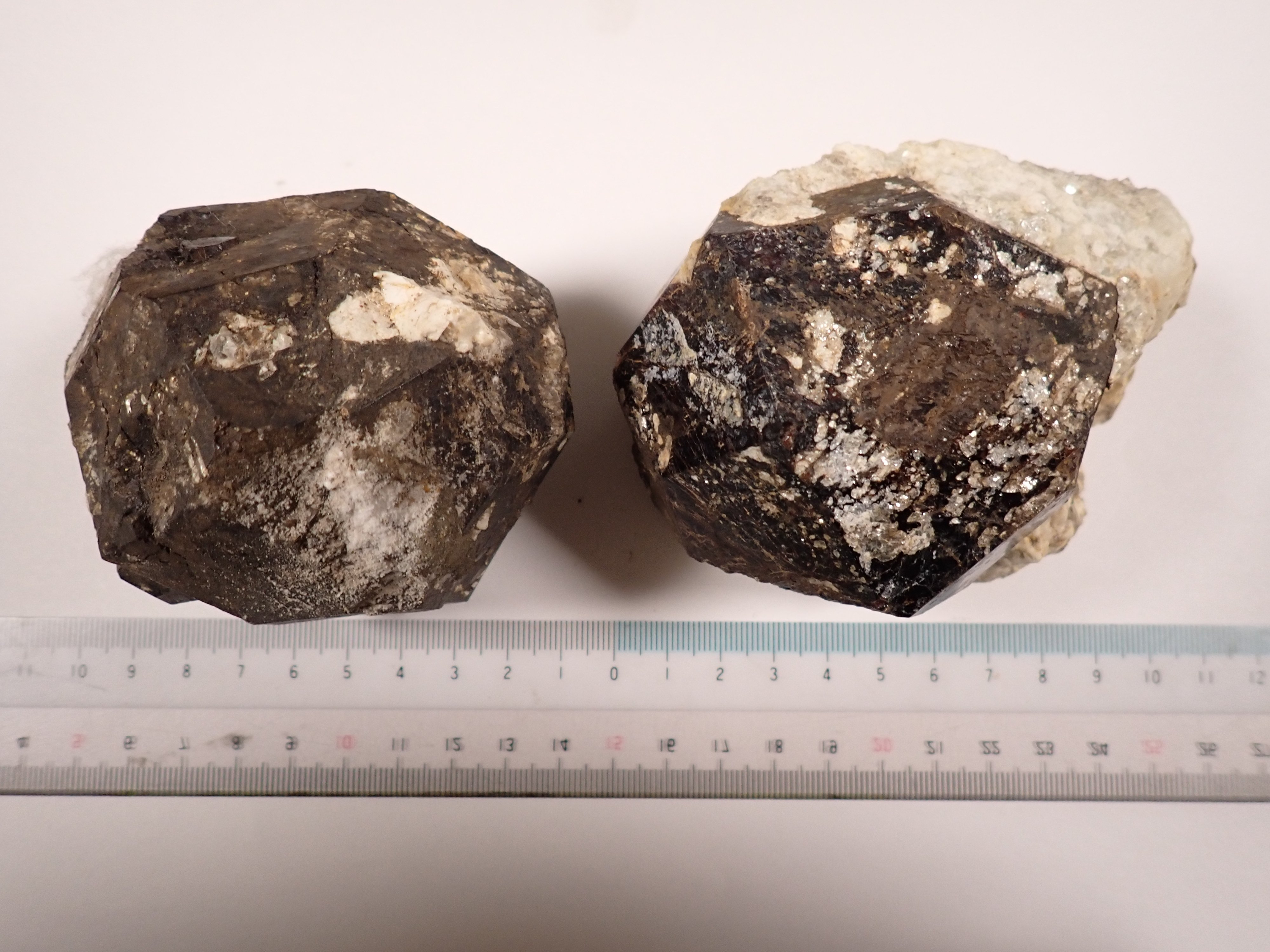 鉄礬柘榴石 むかしむかしの採集品｜マンガン