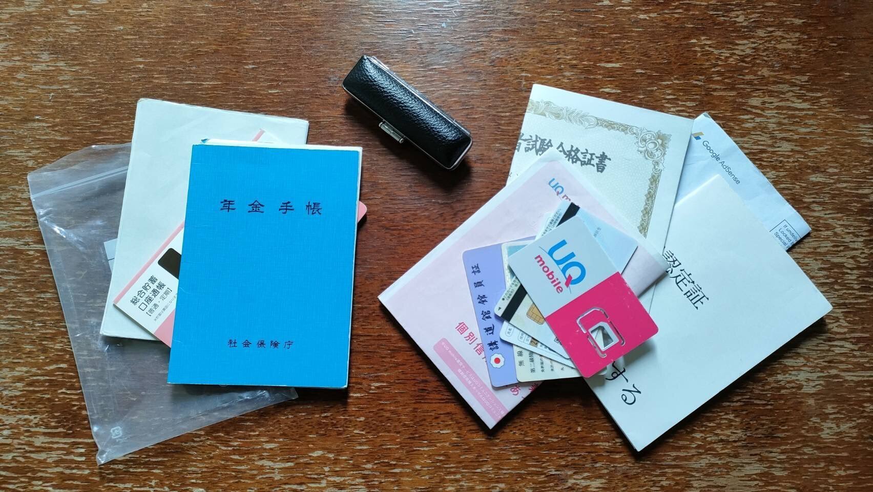 書類の断捨離でポーチ1つ分まで減らす方法｜らいばる🐰ホテル暮らし