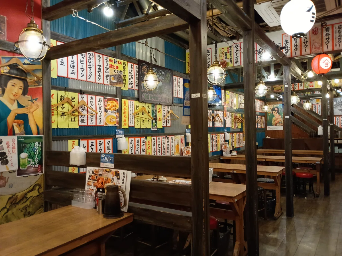 鳥良商店の店内の風景。昼時にもかかわらず居酒屋そのもの（笑）おつまみメニューの札がたくさん。