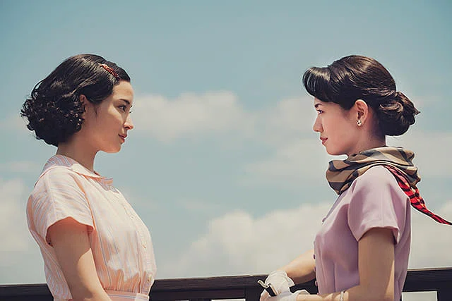 映画『遠い山なみの光』のワンシーンより