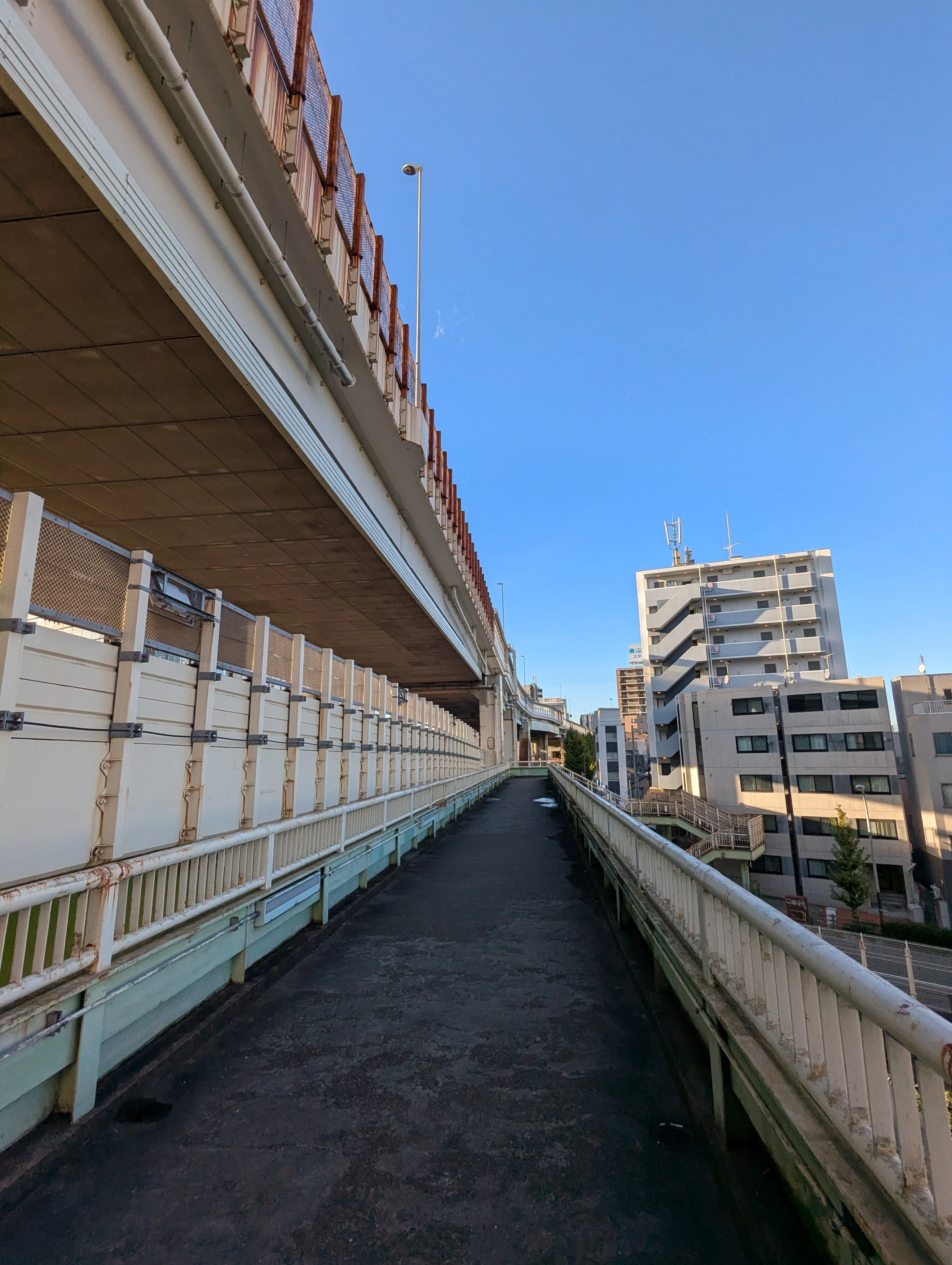 NO41「裏六ッ又歩道橋（仮）」（74日刊）｜日刊 跨線橋の世界 （日常に