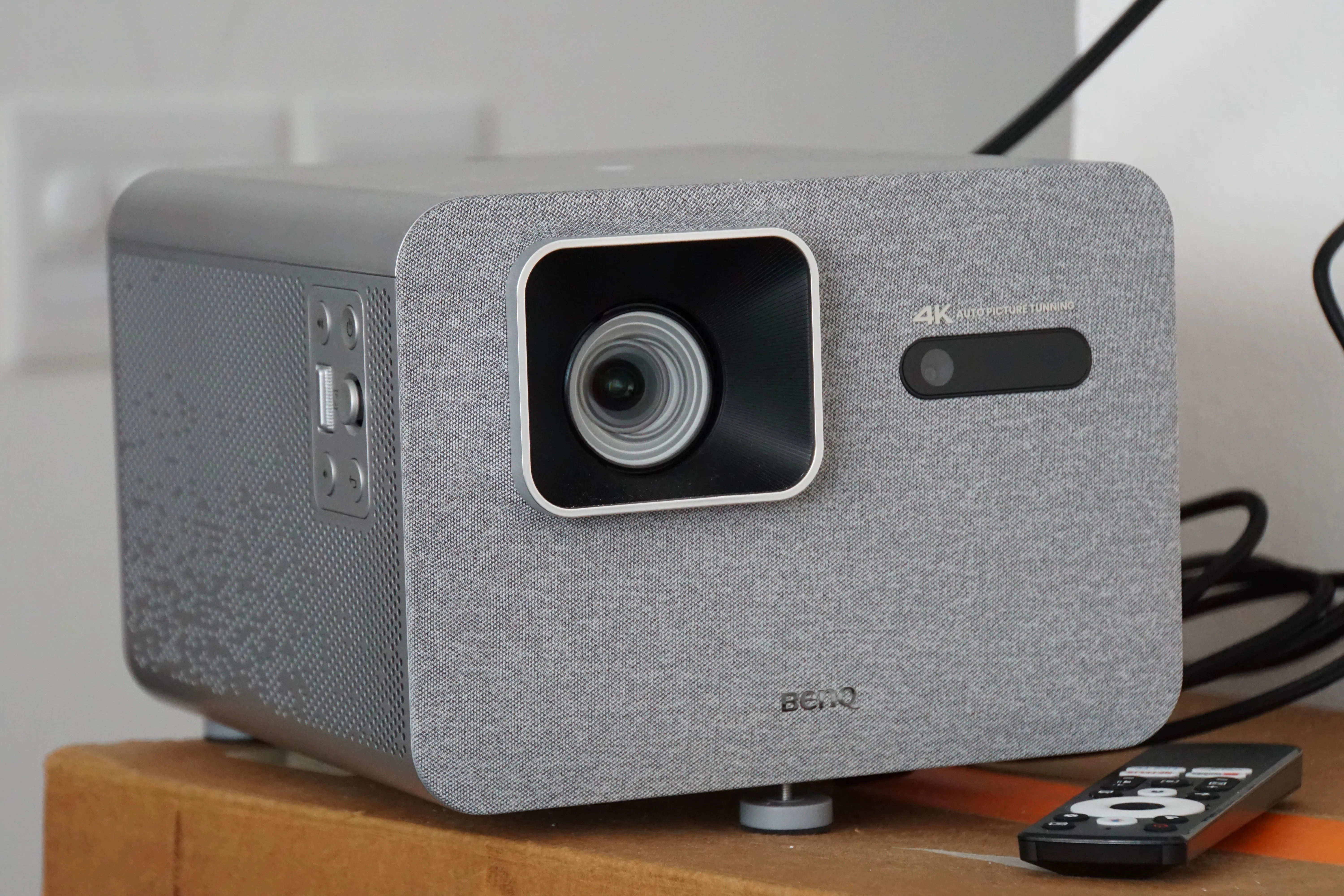 プロジェクターで正月を過ごす（BenQ TK705STiレビュー）｜もっちん