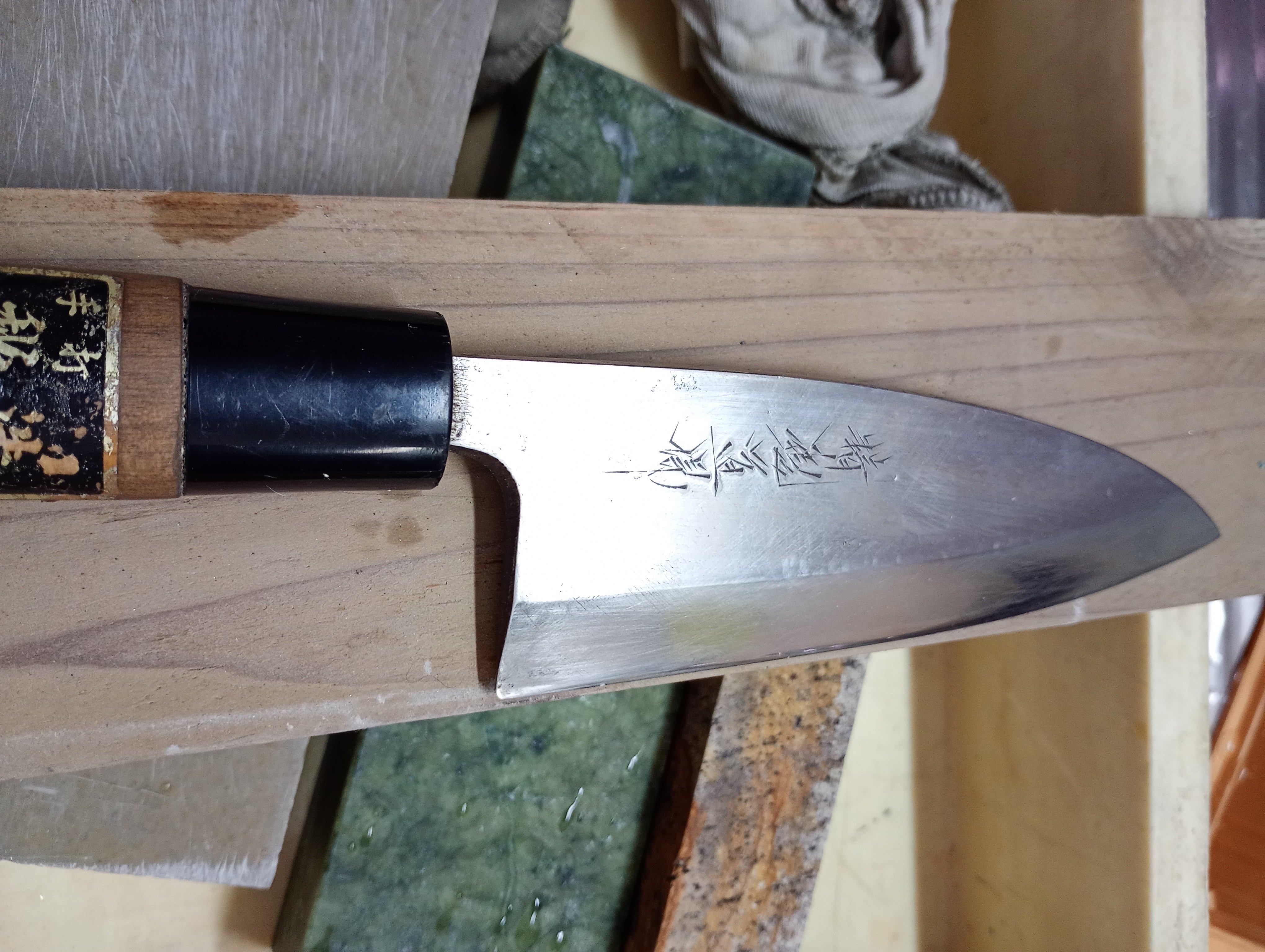 精魂道場。包丁。手打。秘造。長期保管品。その② 精魂 道場 出刃包丁を研ぐ｜はっさ