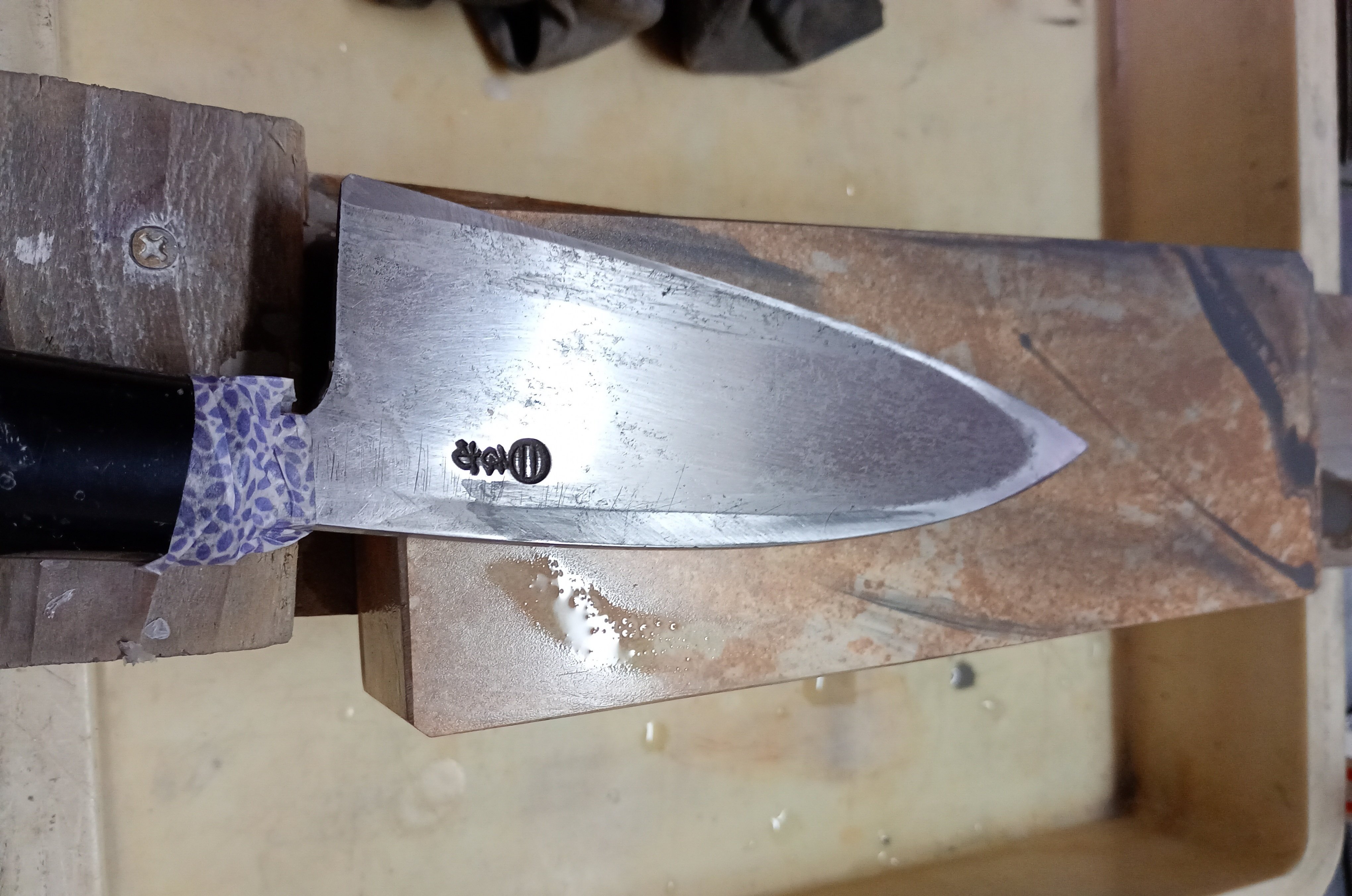 精魂 道場 出刃包丁を研ぐ｜はっさ