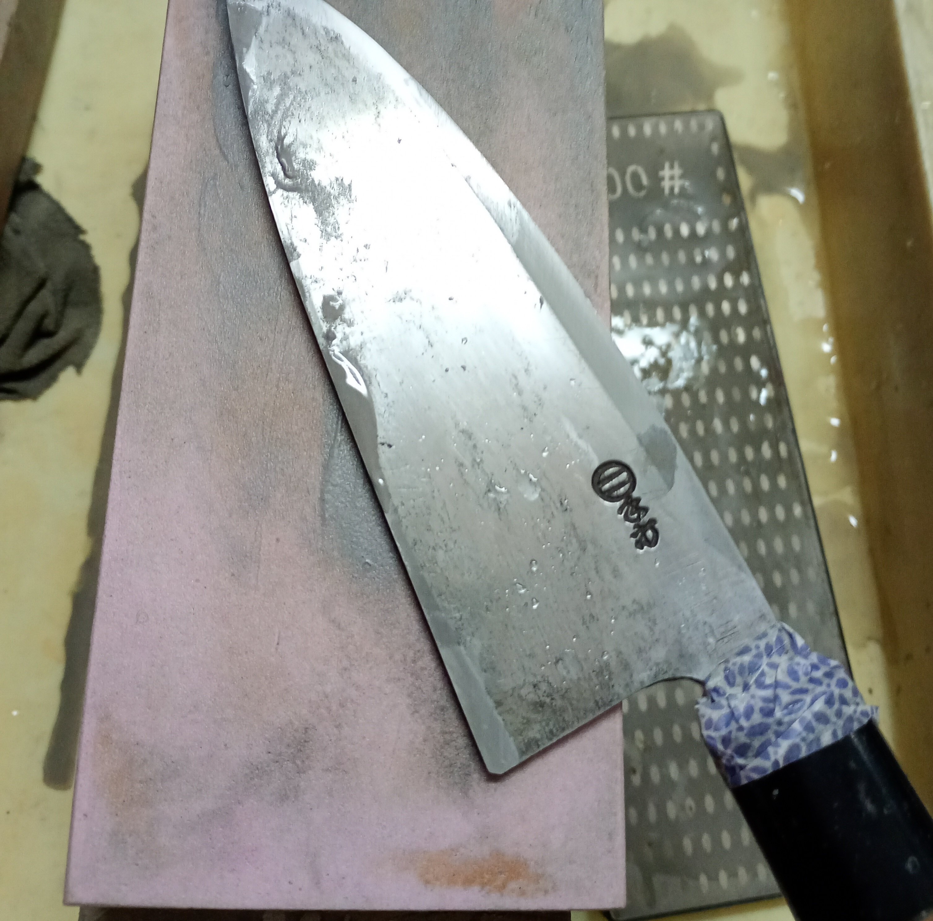 精魂 道場 出刃包丁を研ぐ｜はっさ