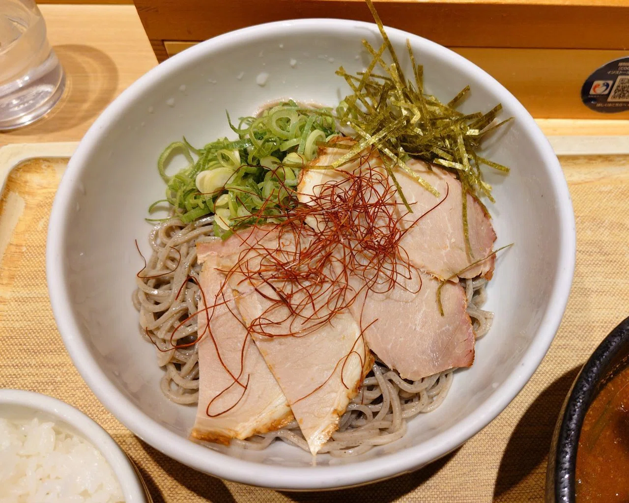 和歌山発【そばうどん信濃路】ラーメンのような新感覚の「ピリ辛豚肉