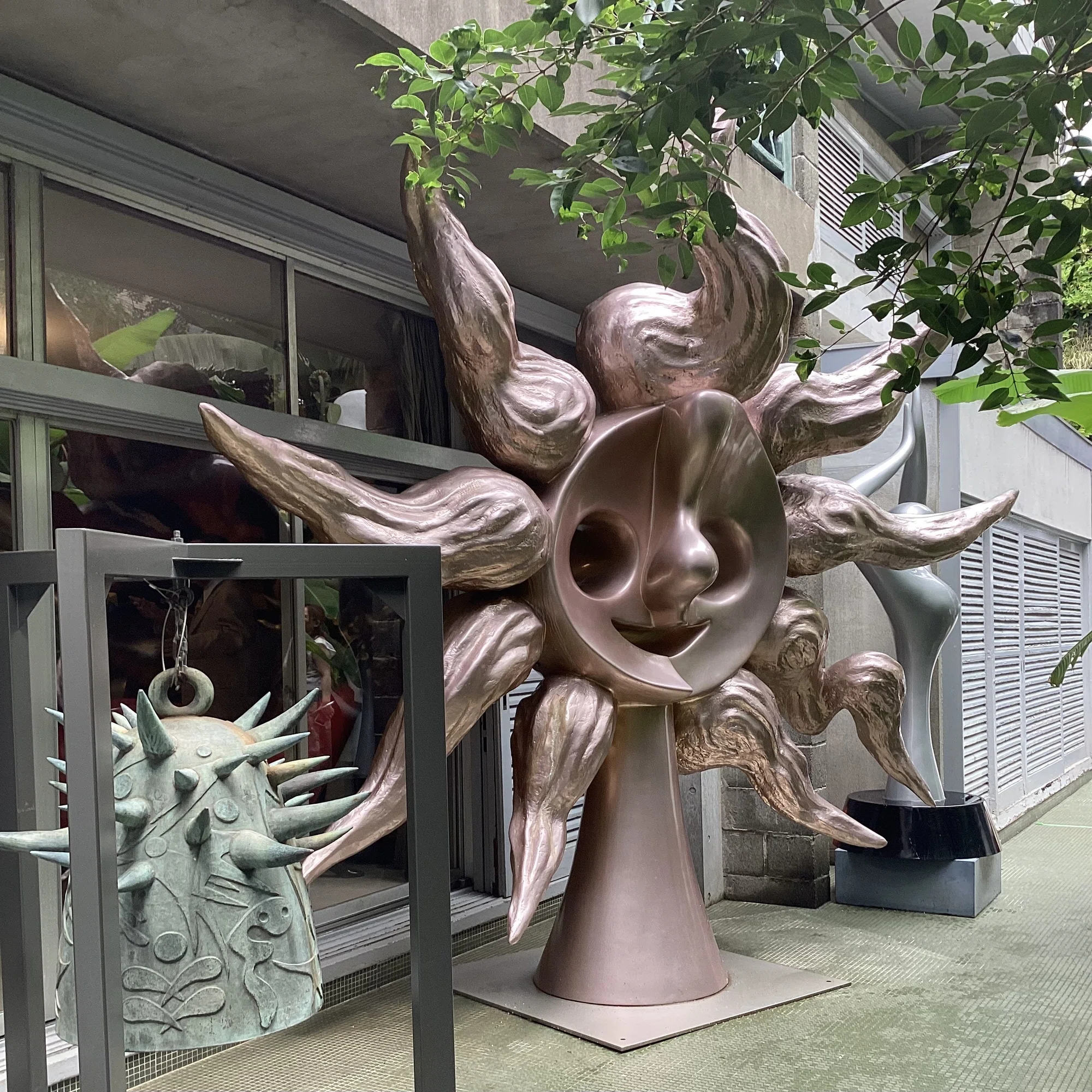 岡本太郎記念館〜岡本太郎画伯の暮らした家と庭園とオブジェたち｜山田素子