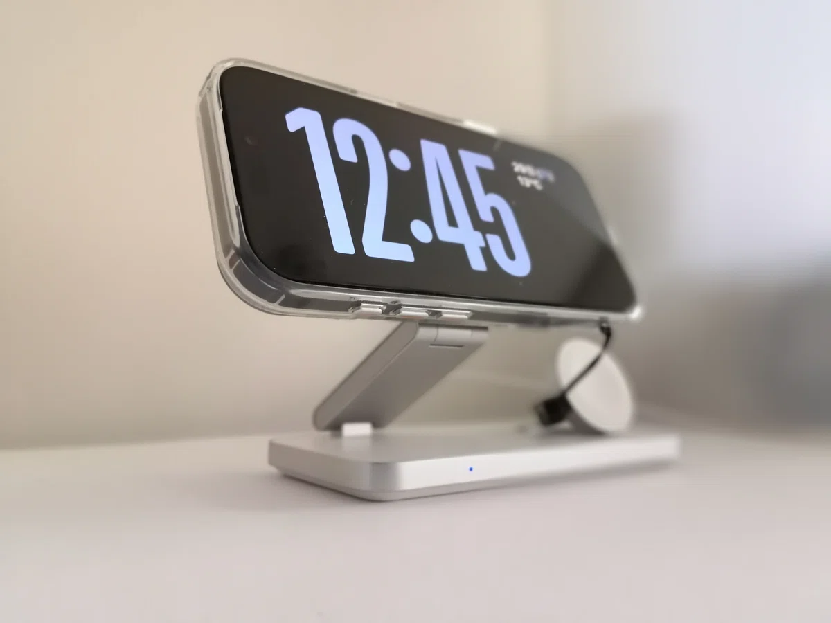 fluche ワイヤレス充電スタンドとiPhone17 Pro
