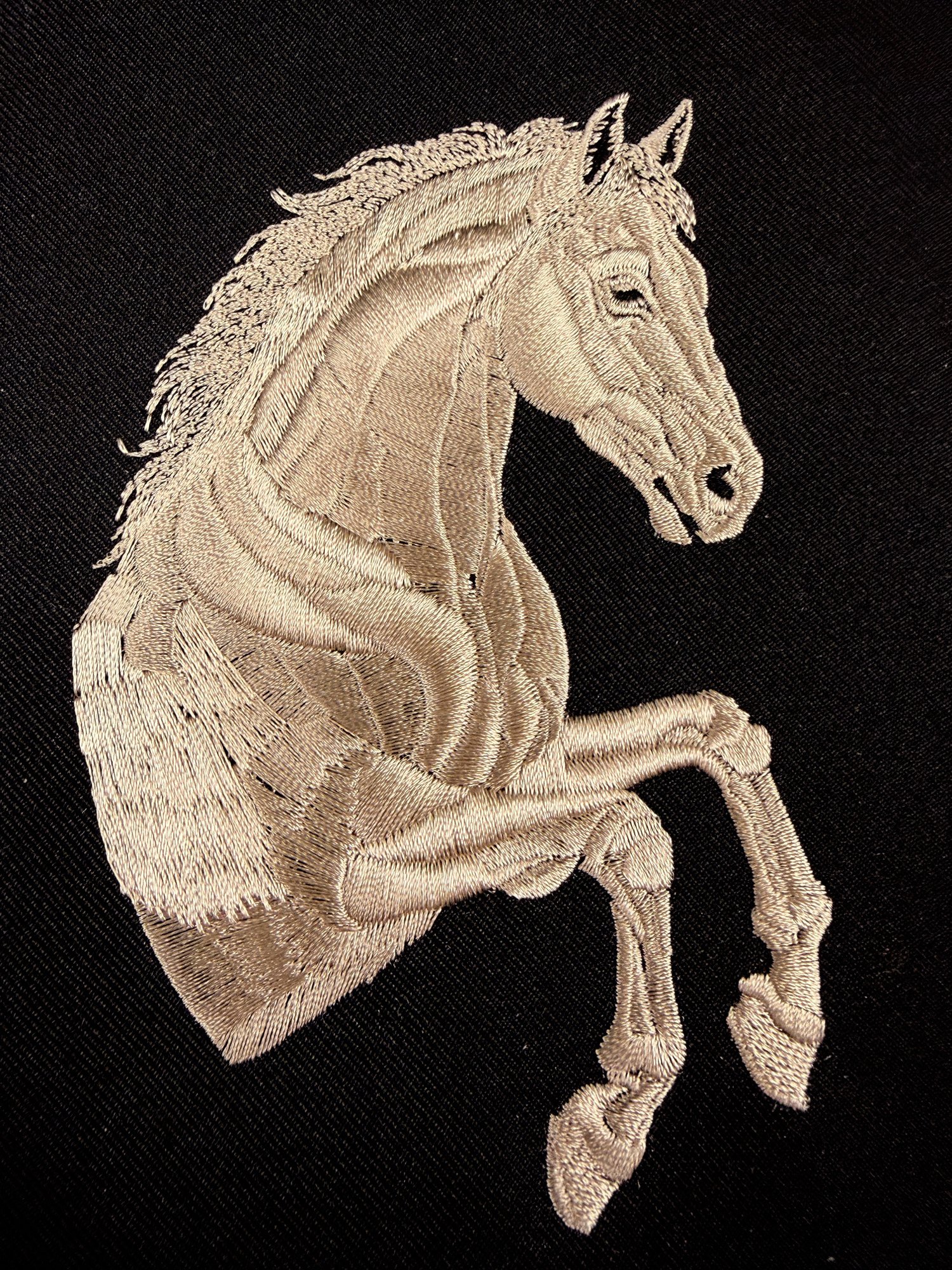 謹賀新年】2026年の干支「午」を刺繍で表現。新年を飾る、光と影で